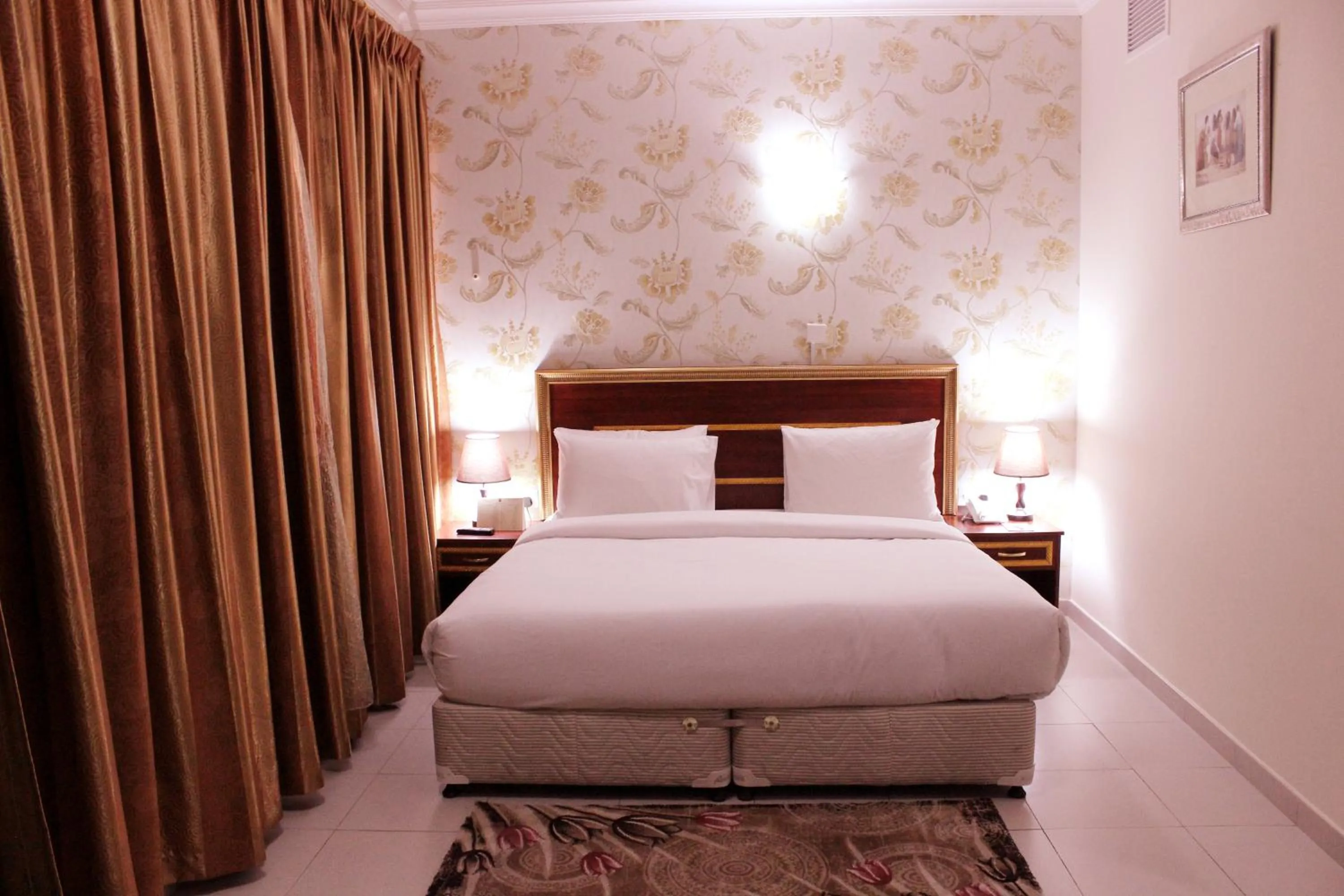 Bedroom, Bed in Montreal Naif Hotel