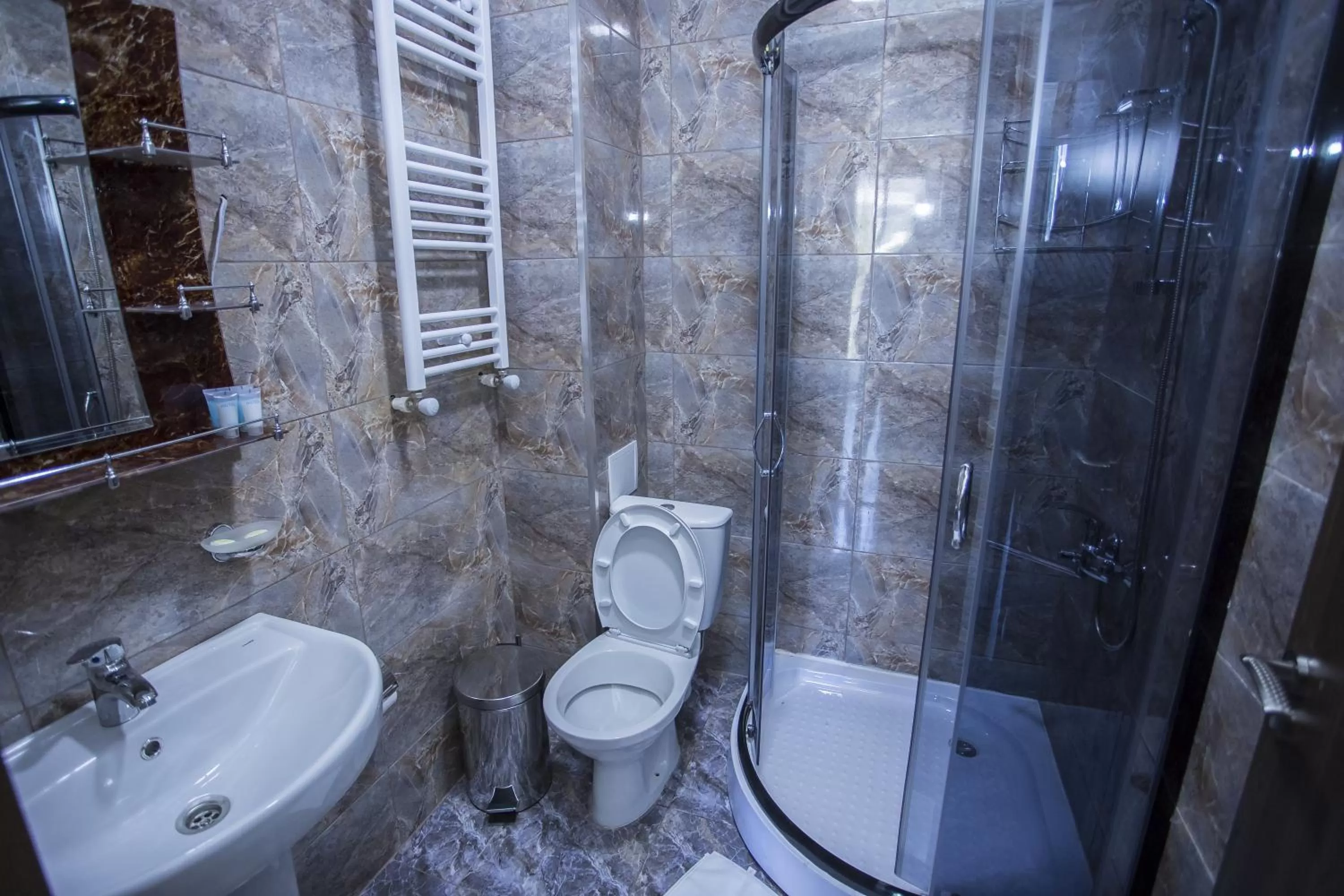 Bathroom in Hotel Garanti