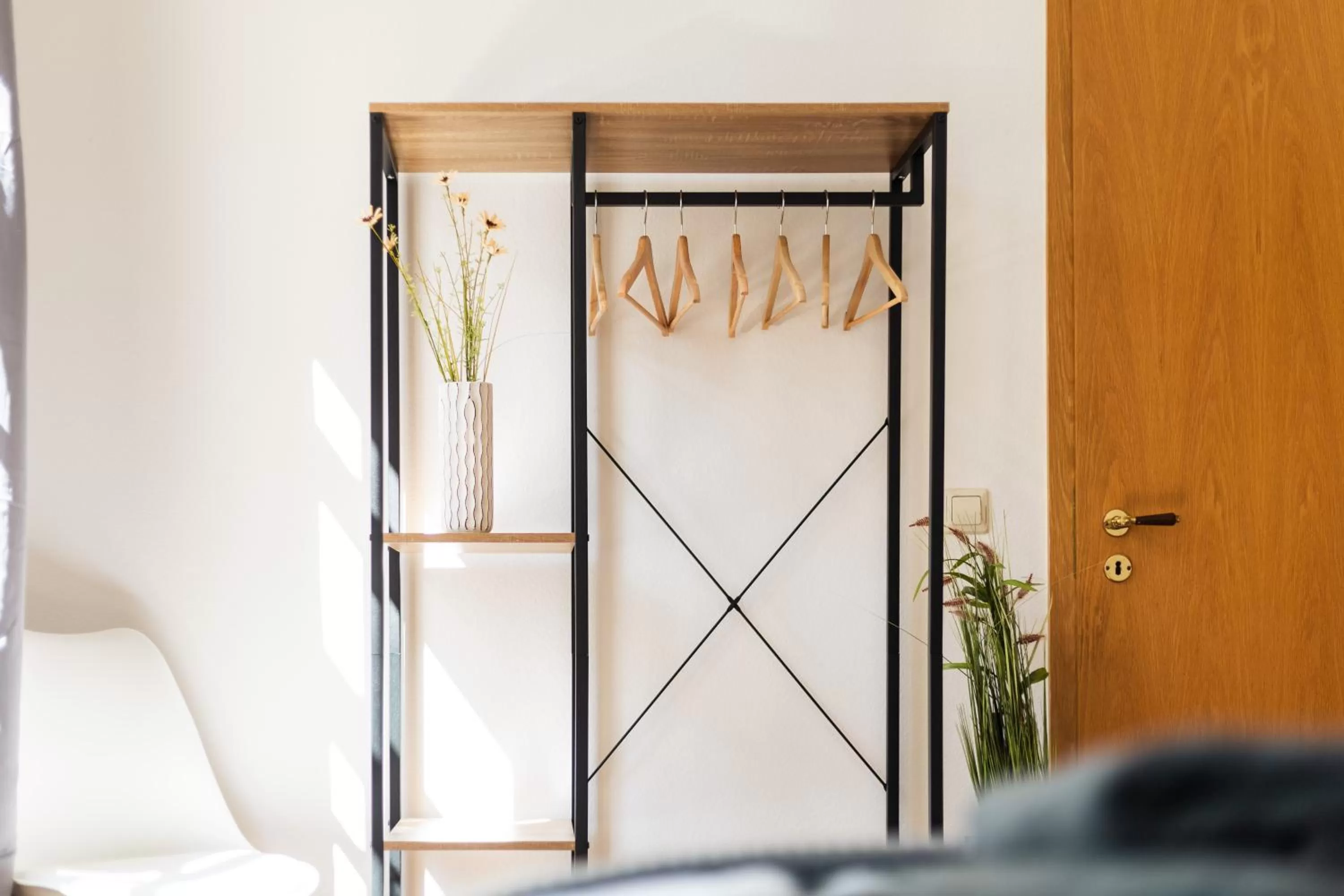 wardrobe in Ko-Living Space an der Oper - Street Art Design Apartments