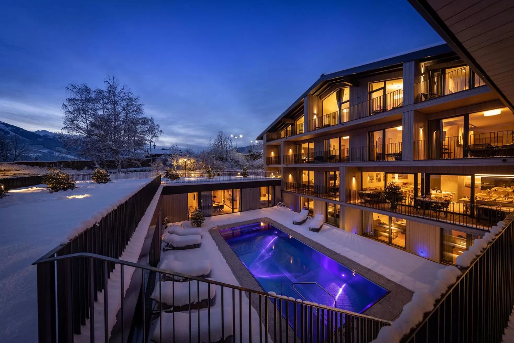 Swimming pool in Emma Deluxe Aparthotel direkt beim Skibus