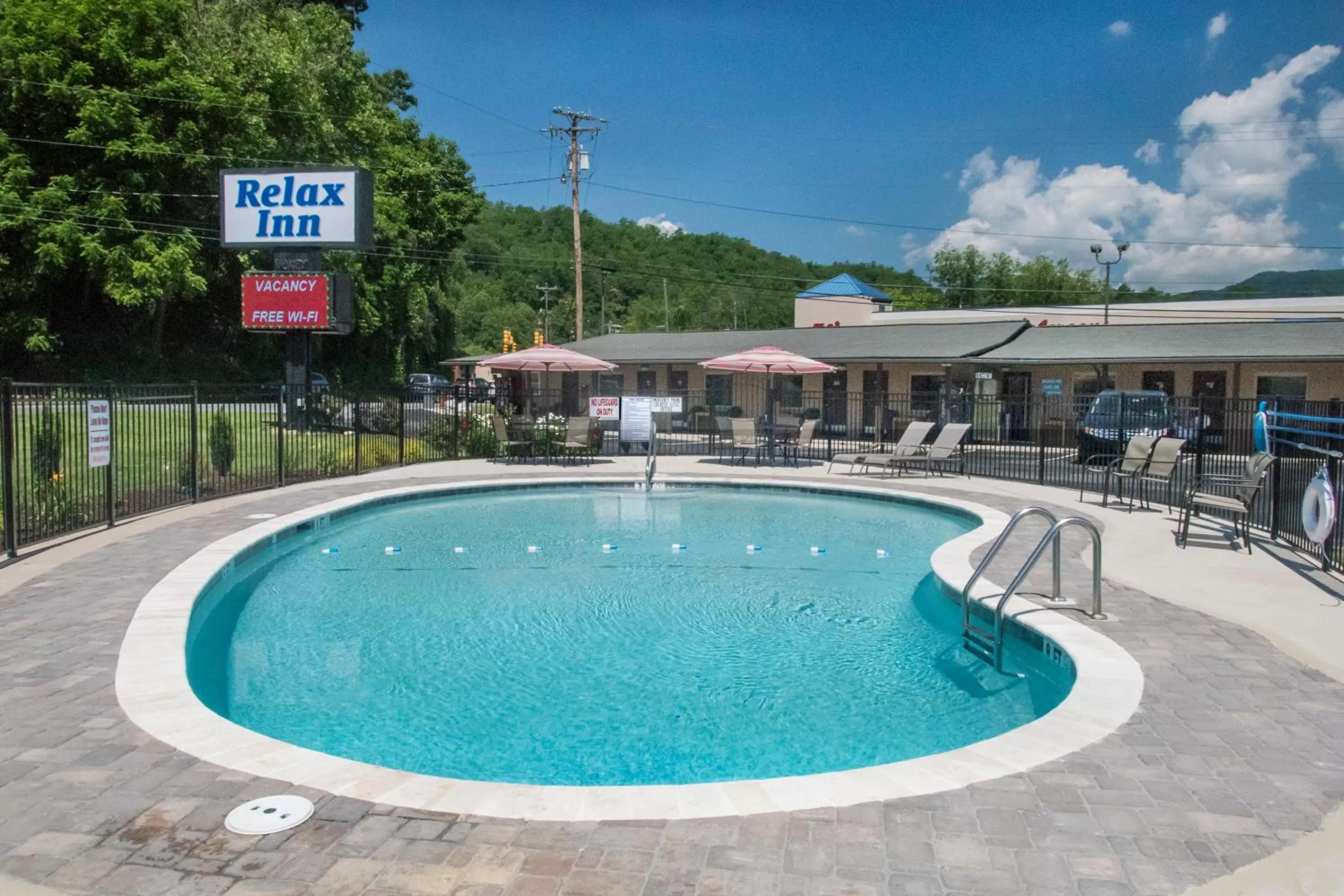 Swimming pool in Relax Inn - Bryson City
