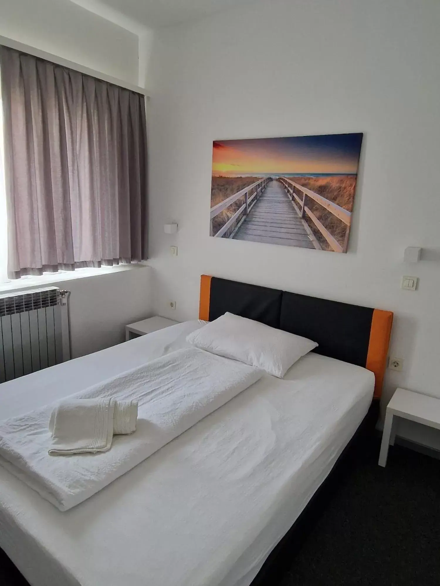 Single Room with Bathroom - single occupancy in Grand Bells Bed And Breakfast Single Room with Bathroom - single occupancy in Grand Bells Bed And Breakfast