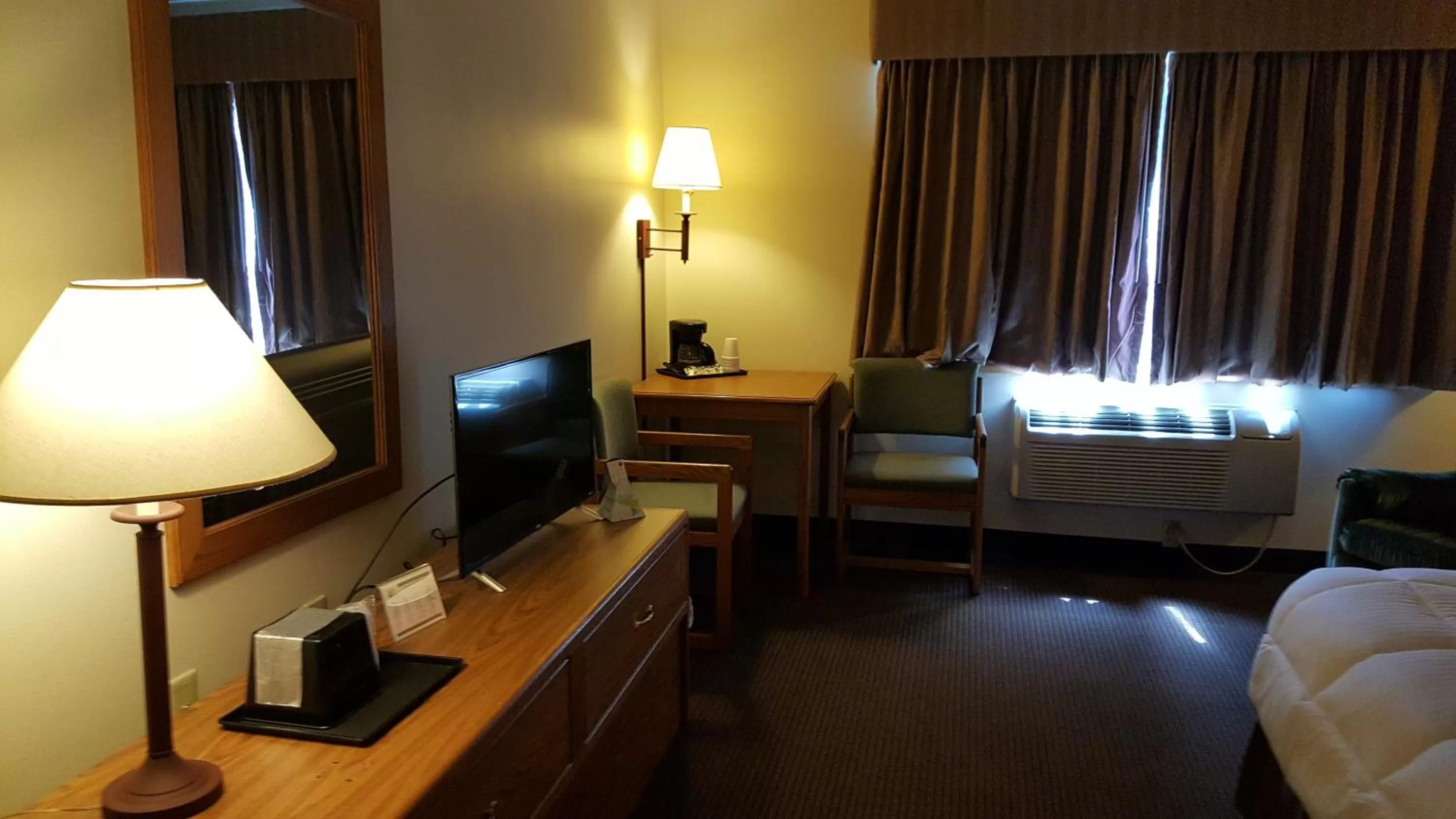 Photo of the whole room, Bed in Motel 6 Norway MI