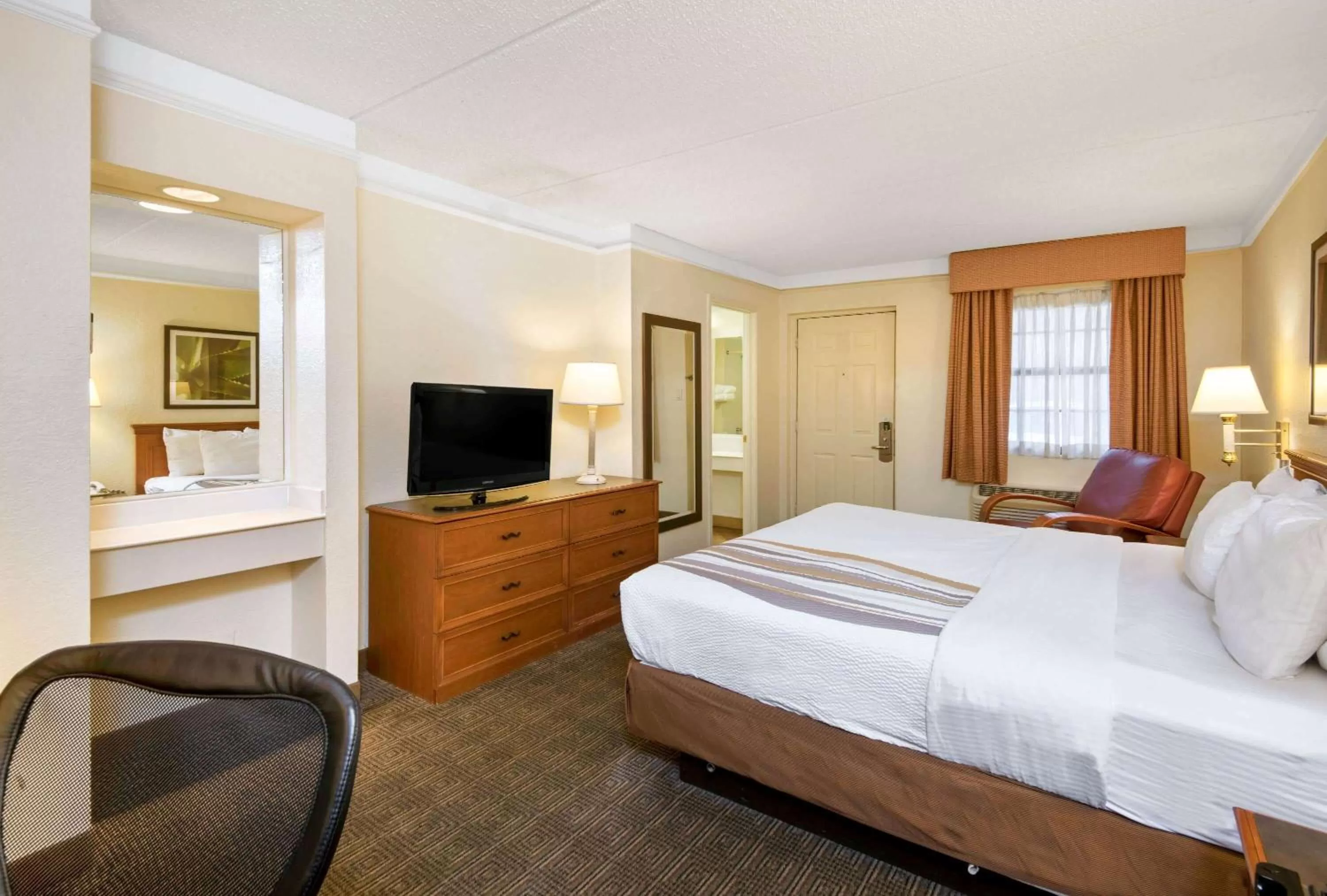 Photo of the whole room, Bed in La Quinta Inn by Wyndham San Antonio Market Square