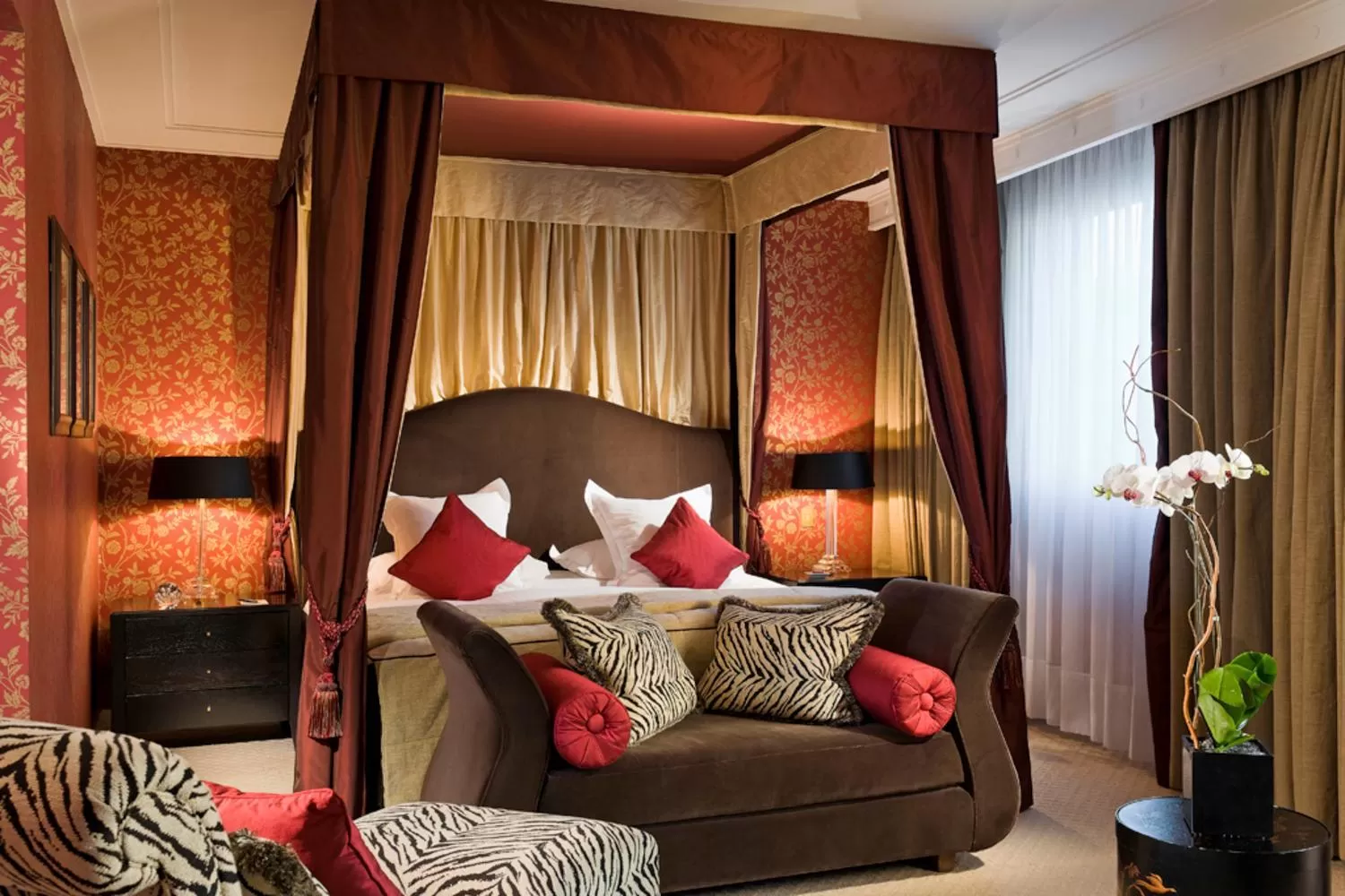 Bedroom, Bed in Warwick Champs-Elysées Paris