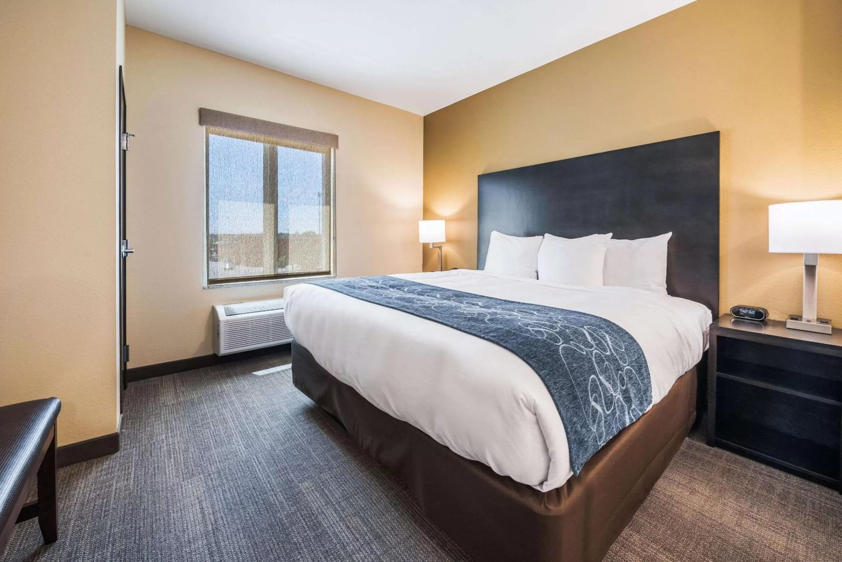 Photo of the whole room, Bed in Comfort Suites Marysville Columbus - Northwest