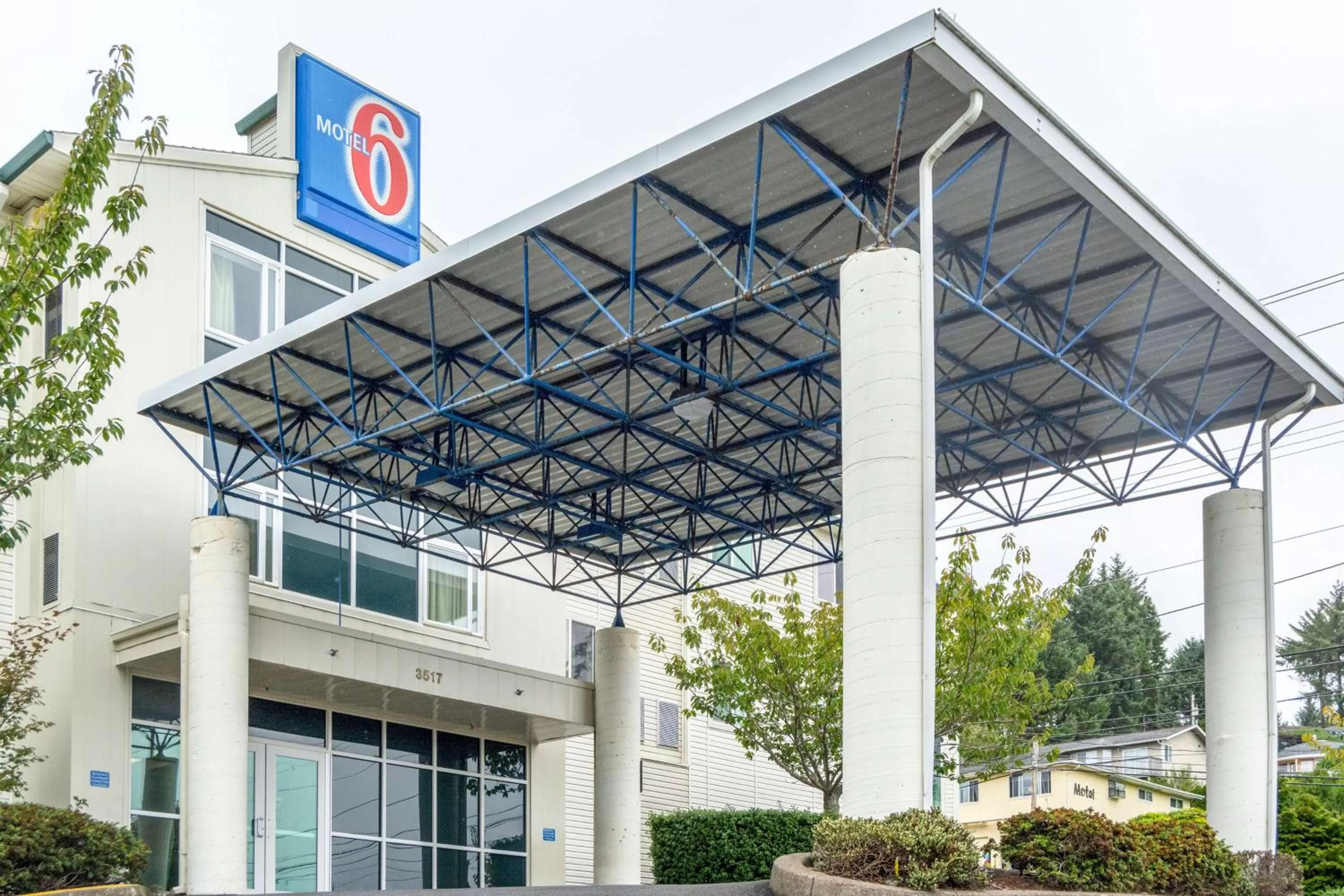 Property building in Motel 6-Lincoln City, OR
