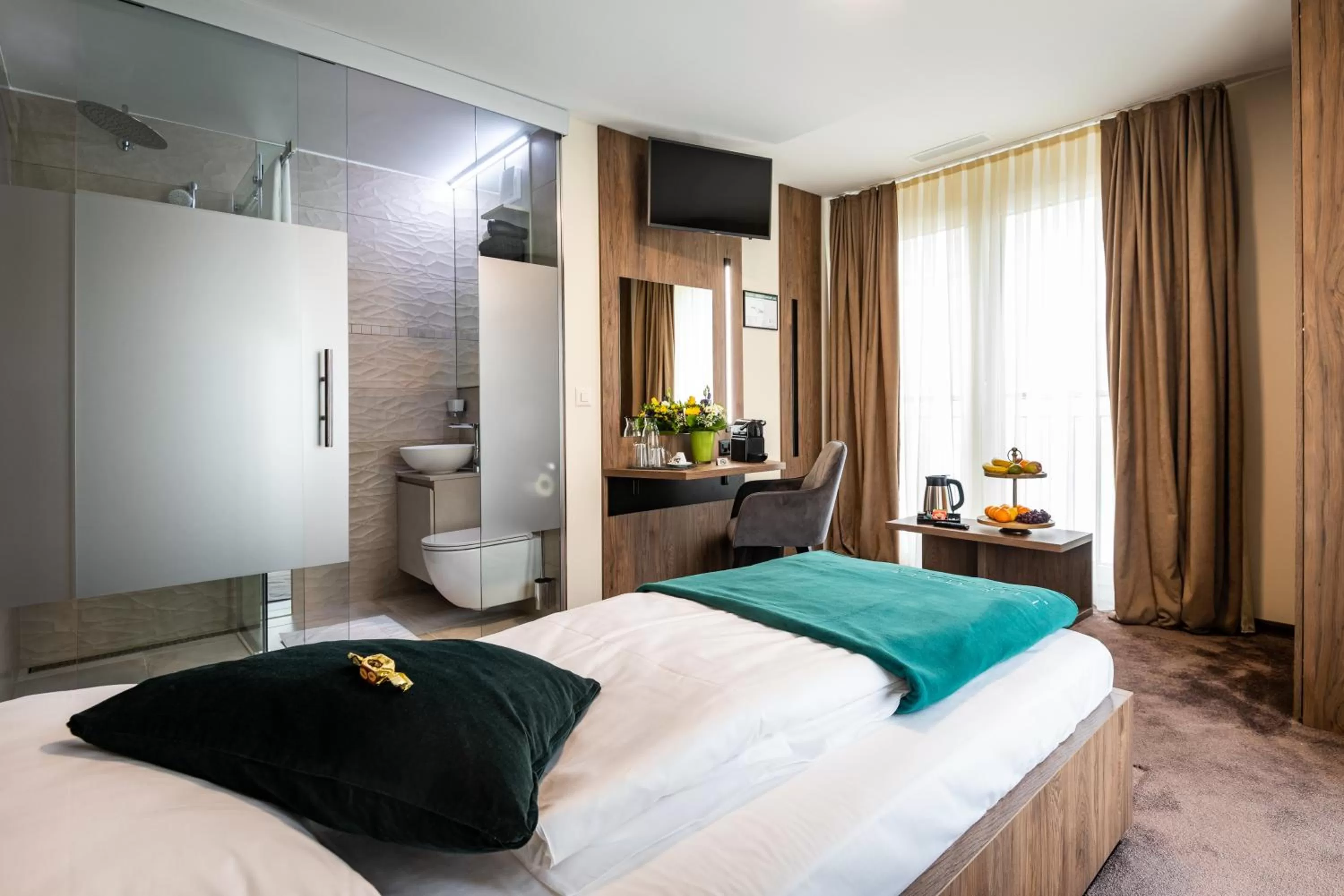 Shower, Bed in The Gate Boutique Hotel Zürich