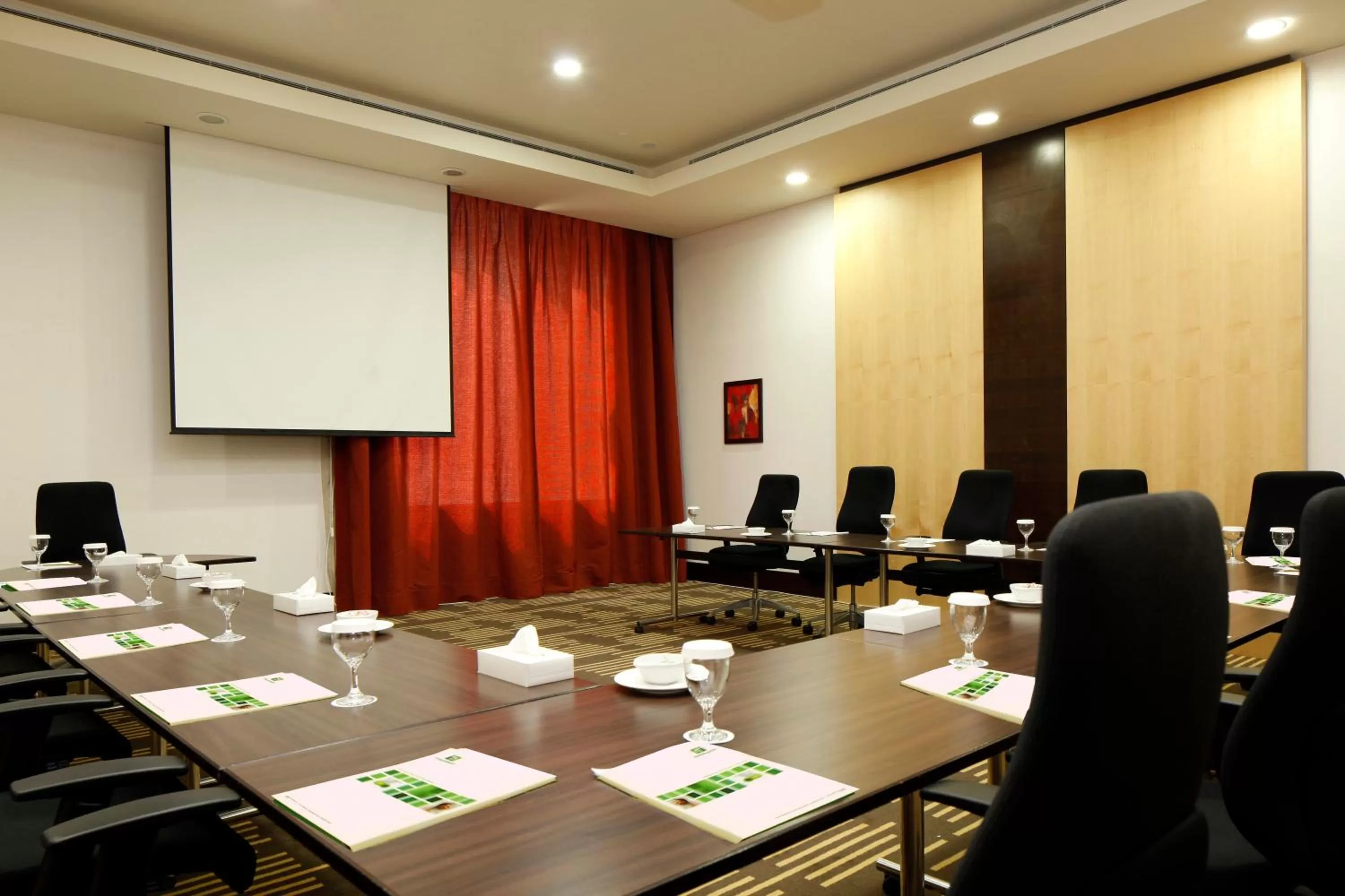 Meeting/conference room in Holiday Inn Olaya by IHG