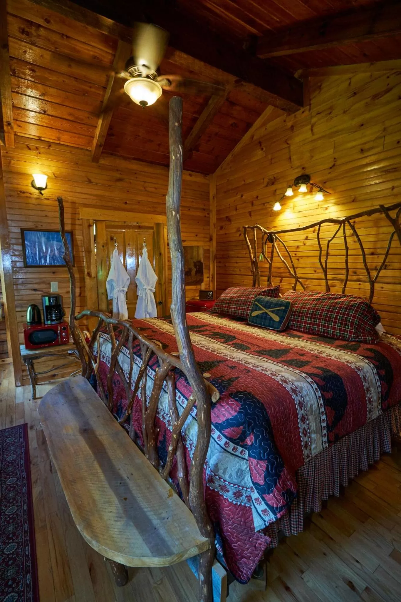 Bed in Creekwalk Inn Bed and Breakfast with Cabins