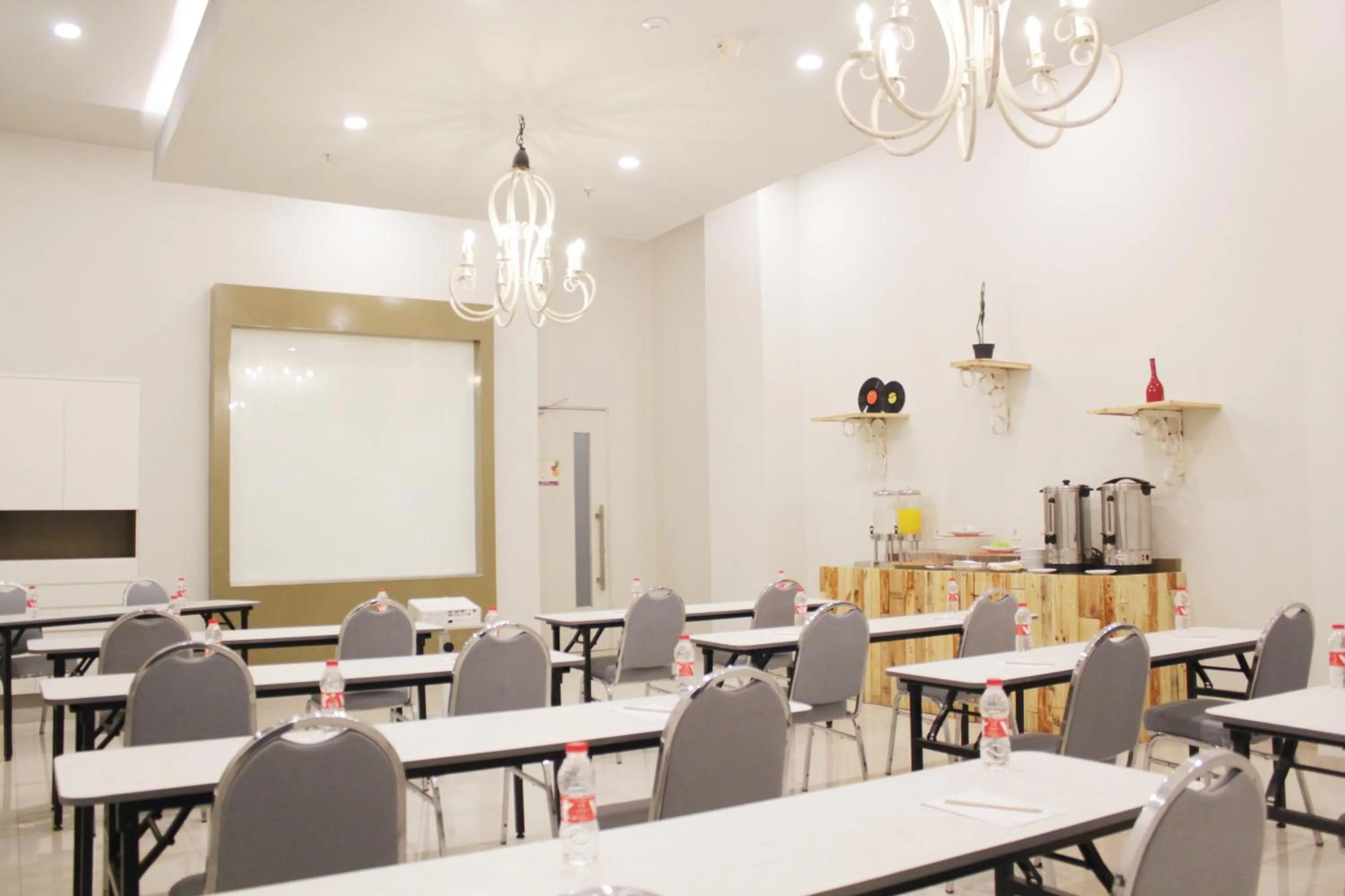 Meeting/conference room in POP! Hotel Kelapa Gading