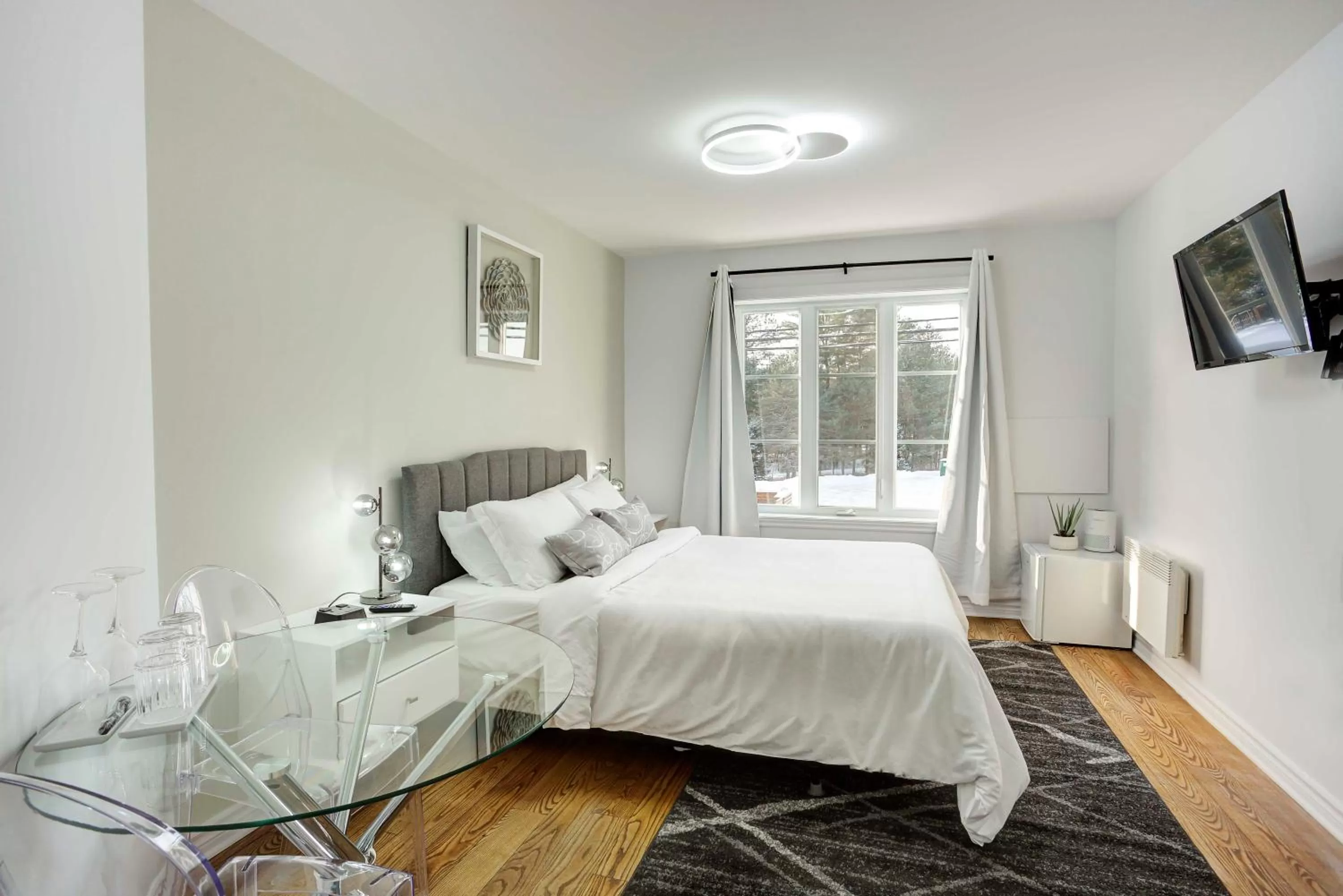 Photo of the whole room, Bed in Le 900 Tremblant Inn Café and Bistro