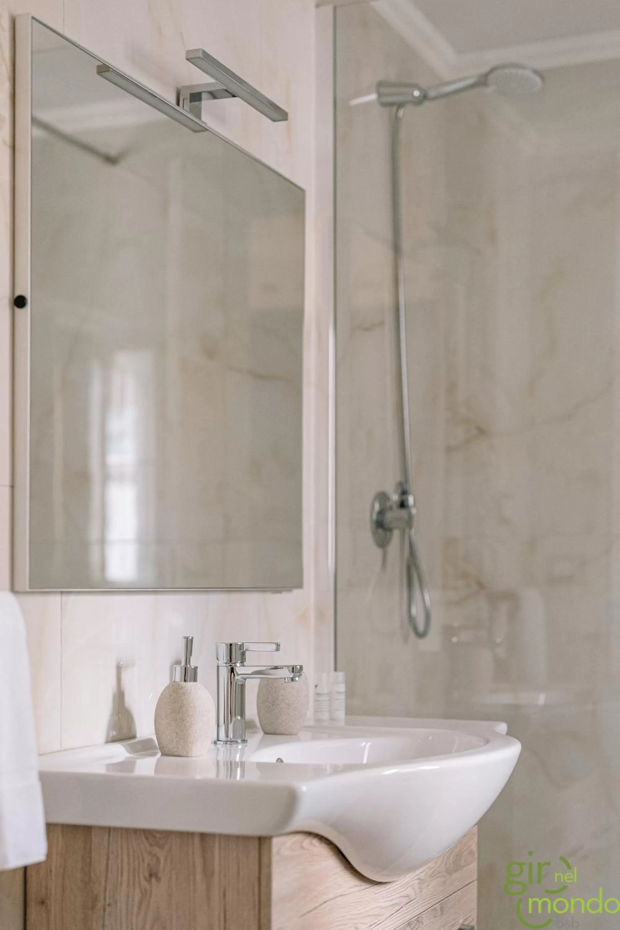 Shower in Giro nel mondo