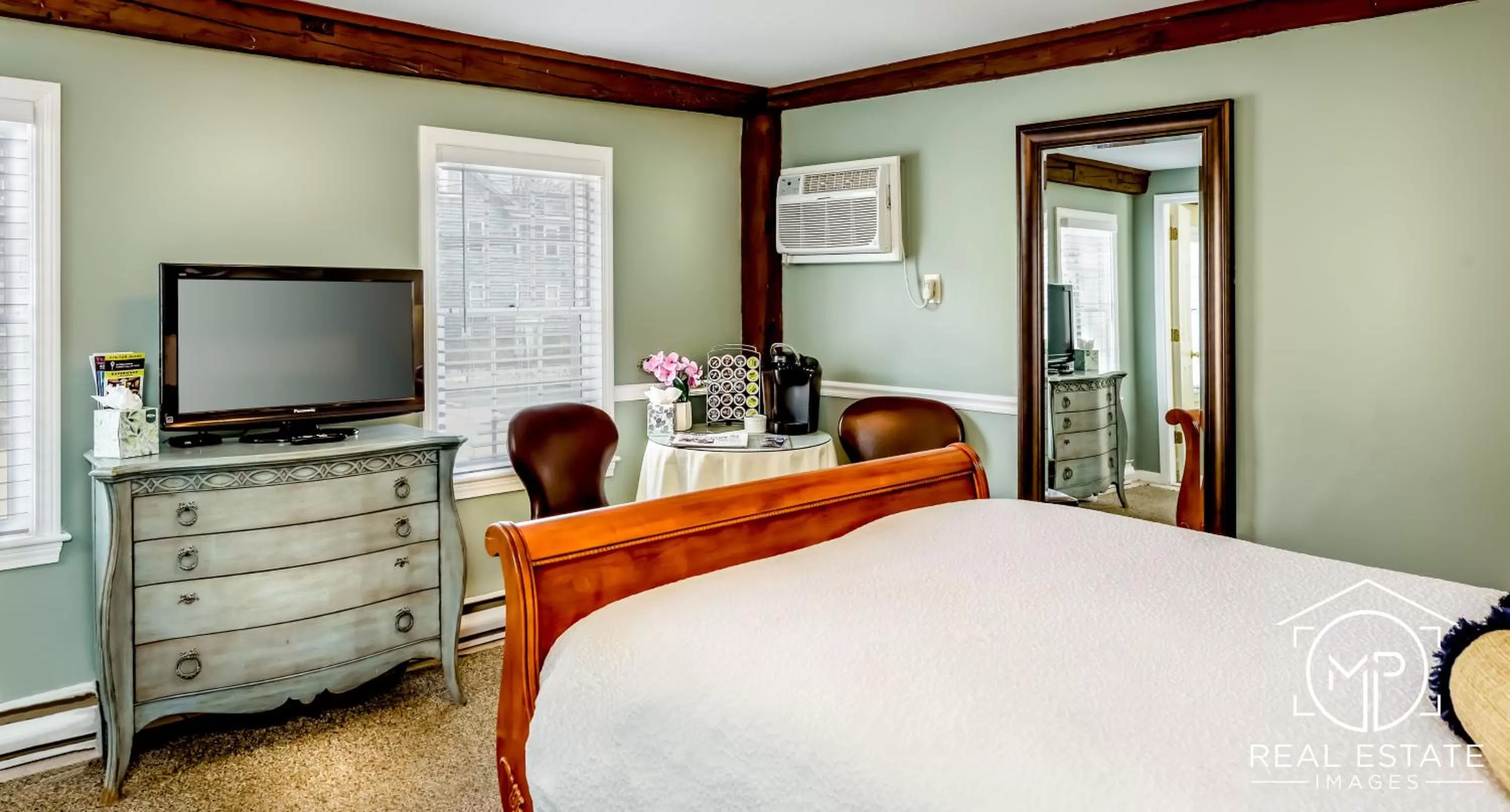 Bed in Bouchard Restaurant & Inn