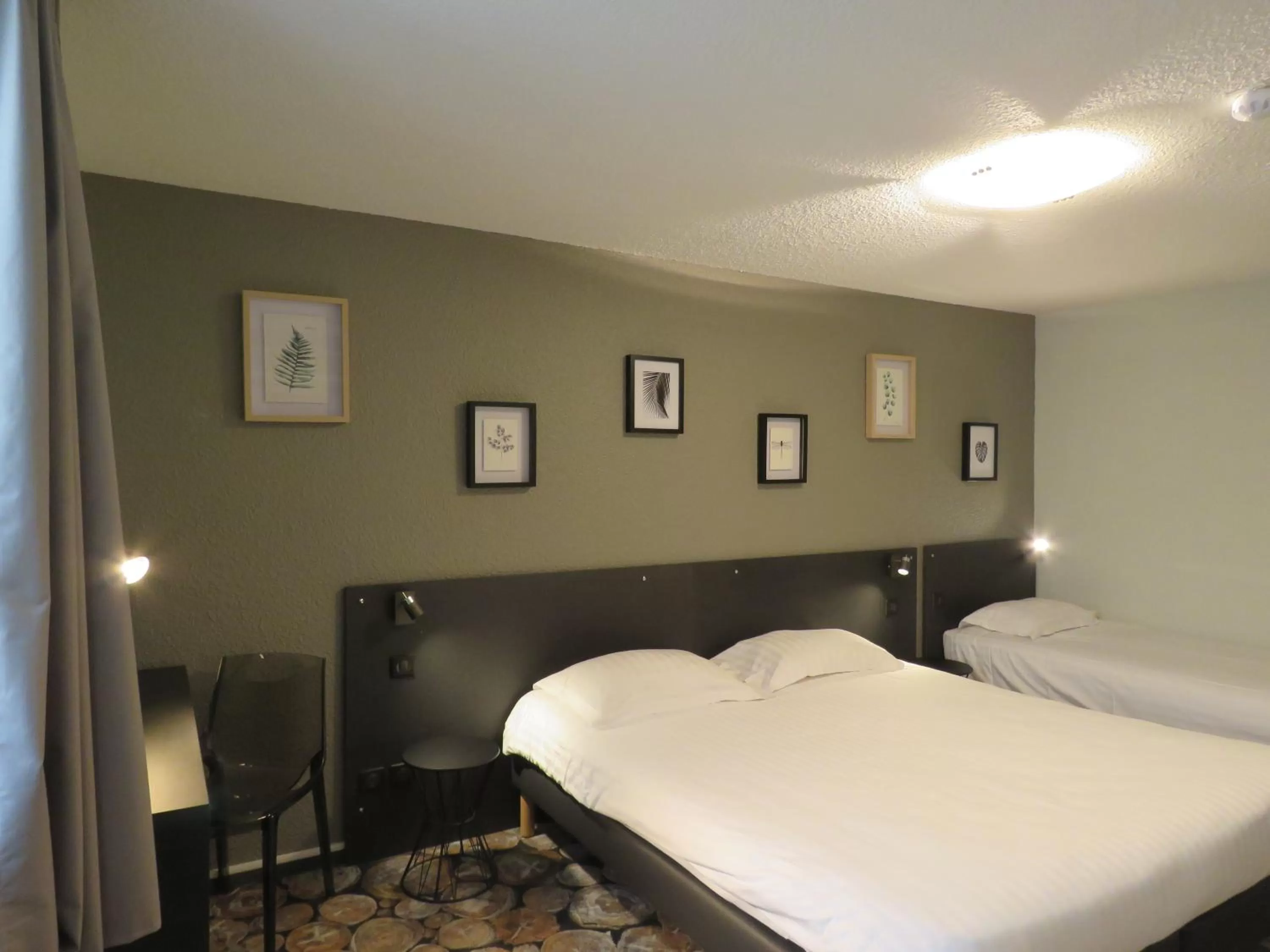 Photo of the whole room, Bed in CIT'HÔTEL LE DAV Clermont-Ferrand Centre