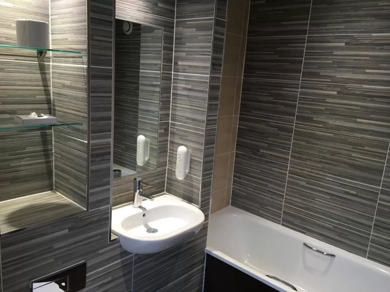 Shower, Bathroom in The Wyndham Arms-Wetherspoon