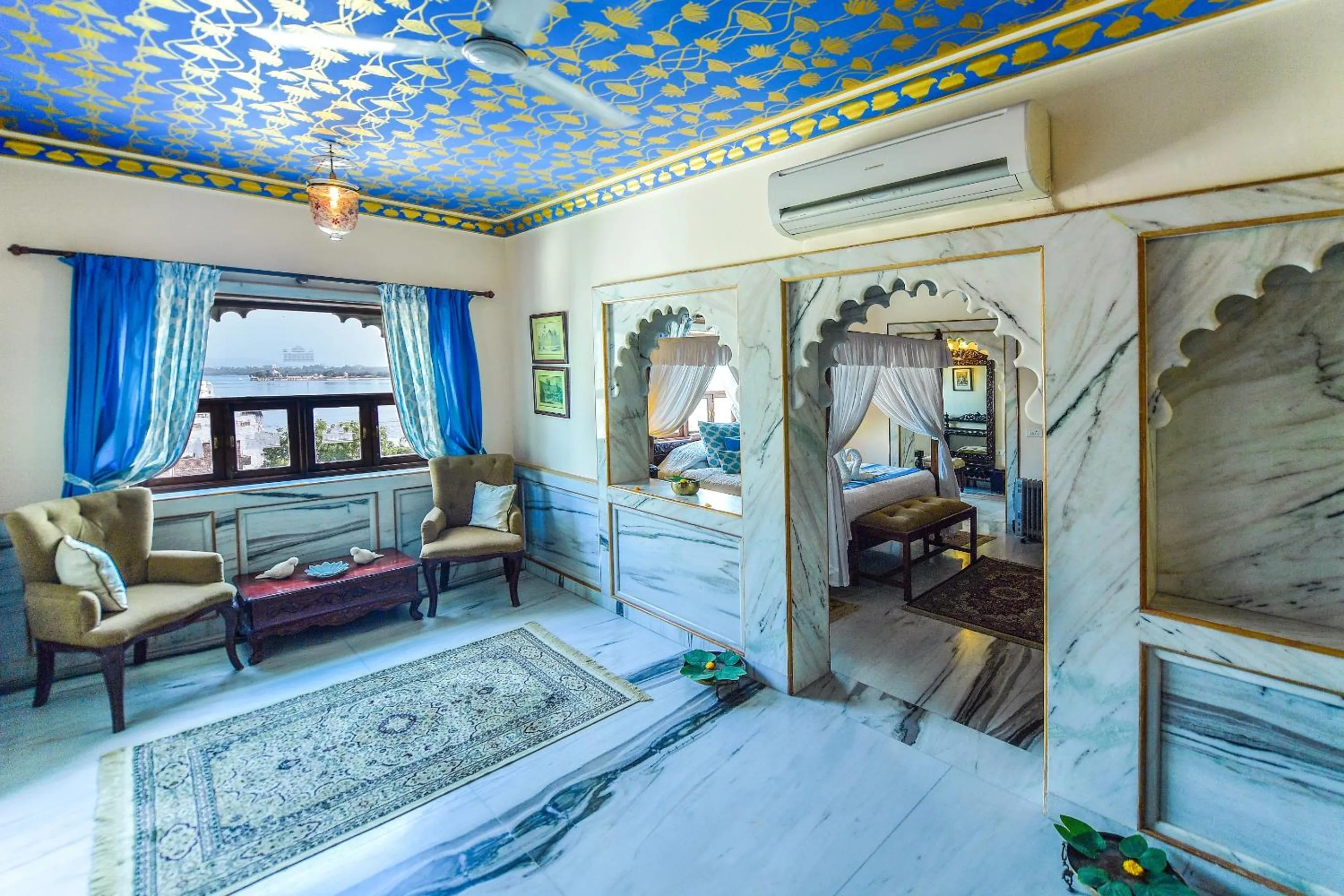 Living room, Bed in Hotel Udai Kothi