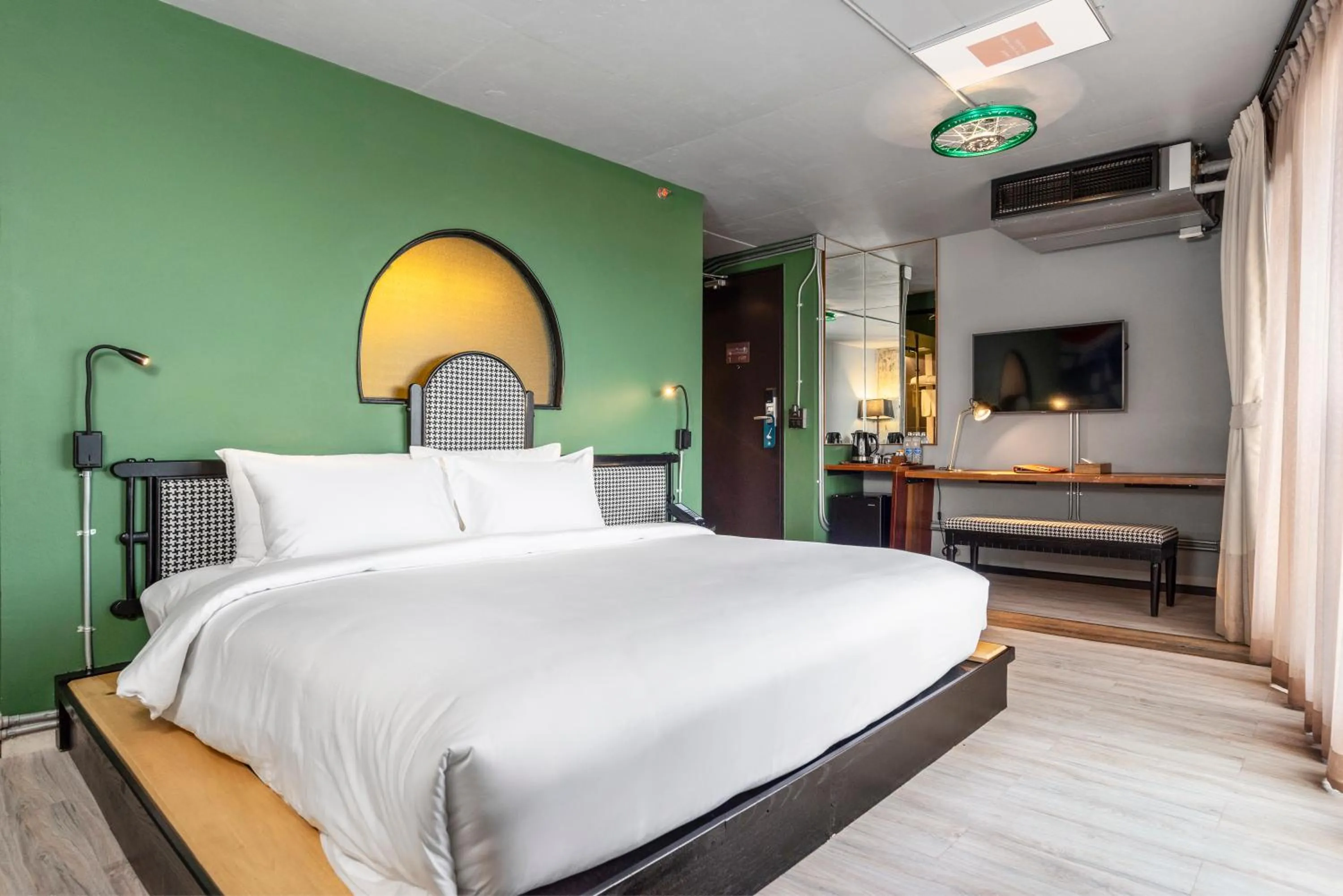 Communal lounge/ TV room, Bed in MeStyle Museum Hotel