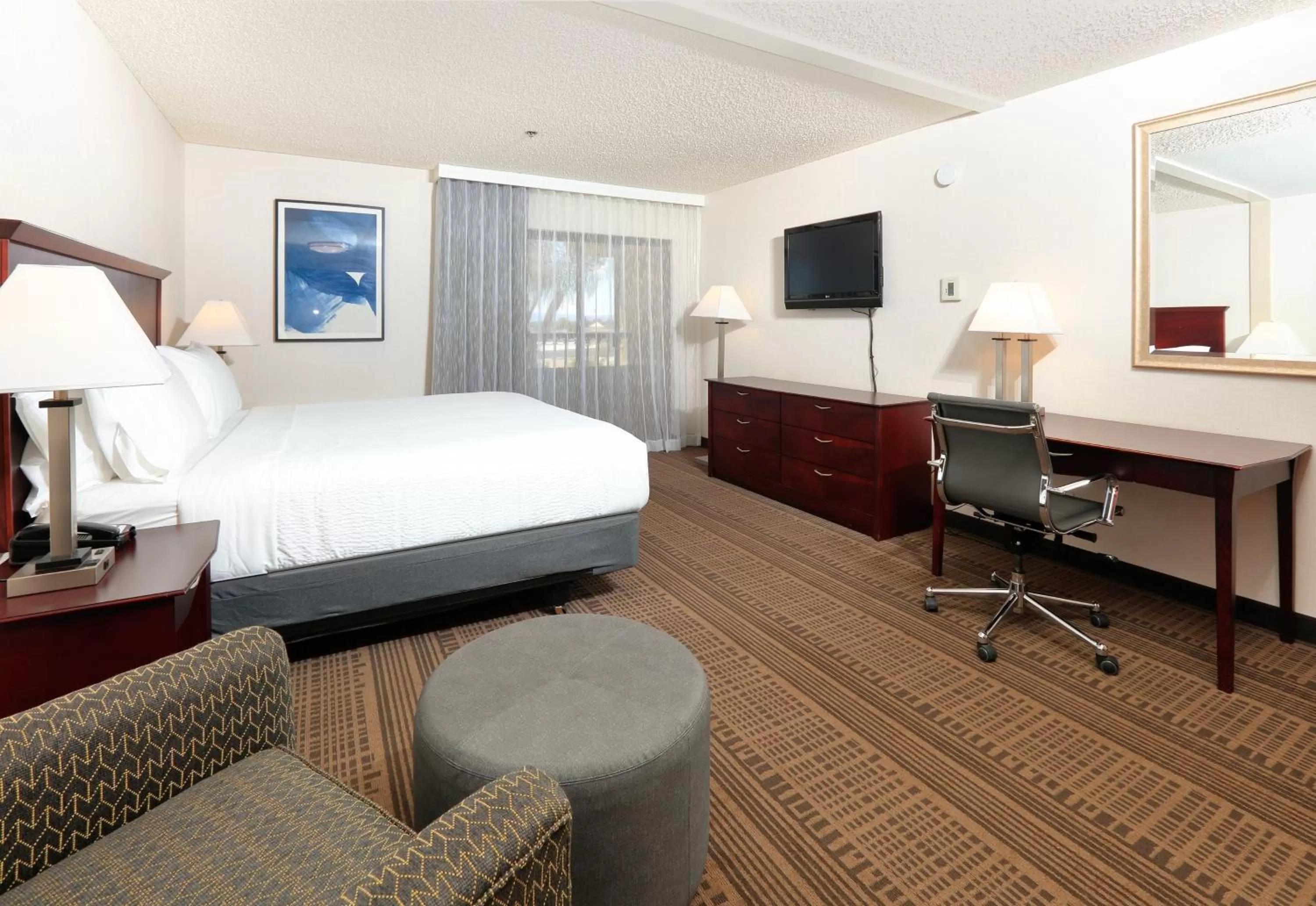 Photo of the whole room, Bed in Holiday Inn & Suites Santa Maria by IHG