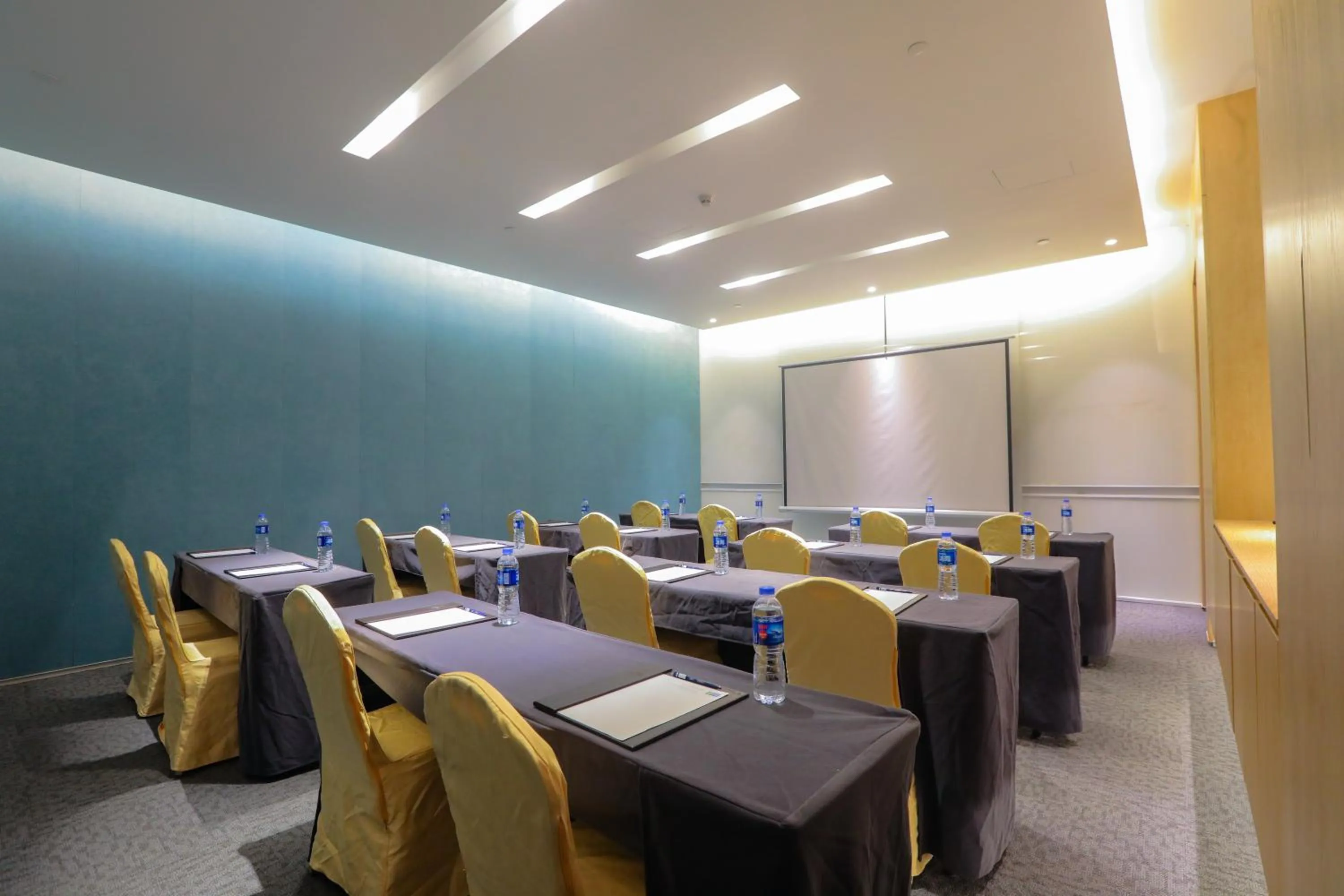 Meeting/conference room in Holiday Inn Express Shanghai Songjiang Fangta by IHG