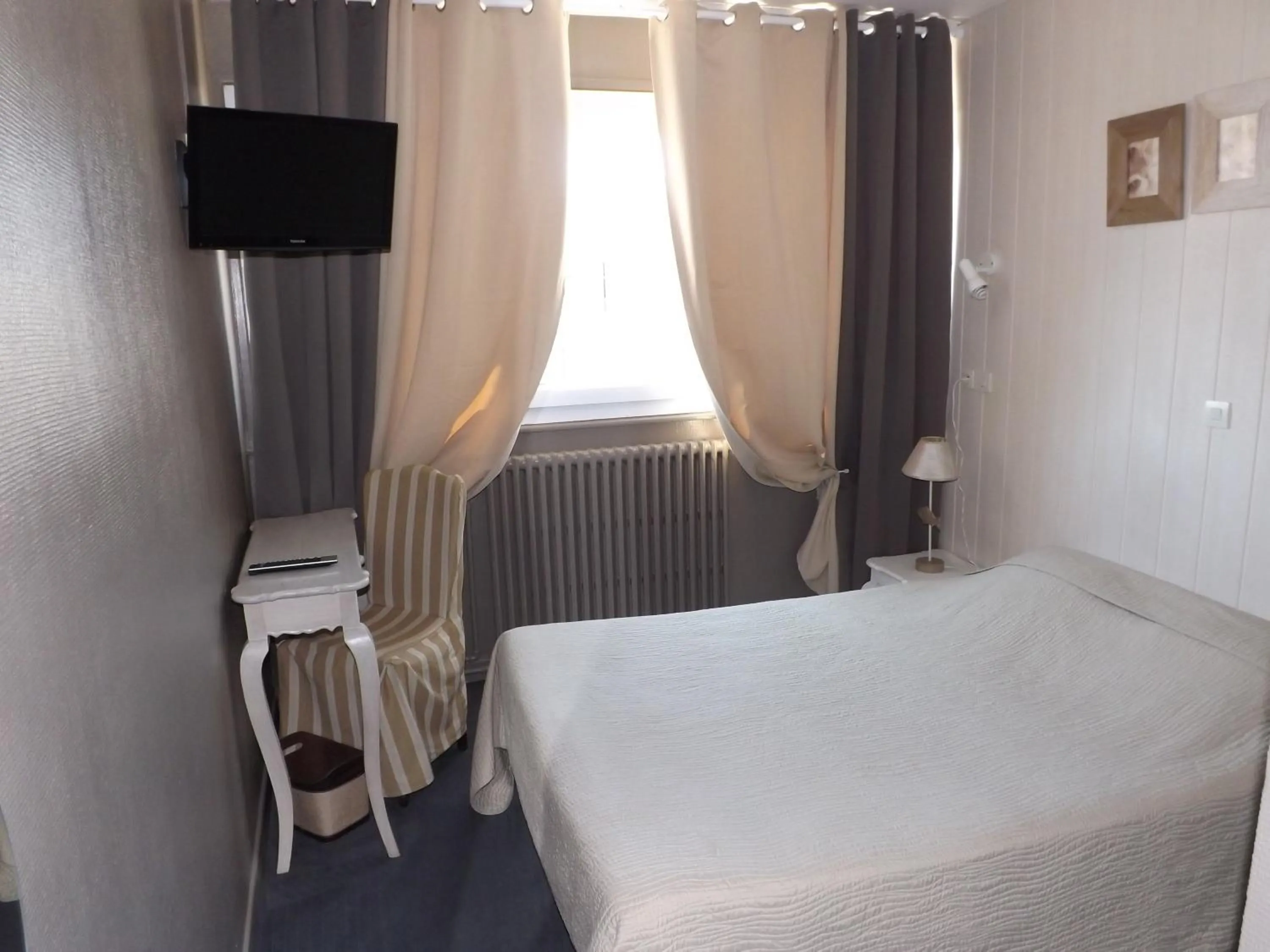 Photo of the whole room in Hôtel De Londres