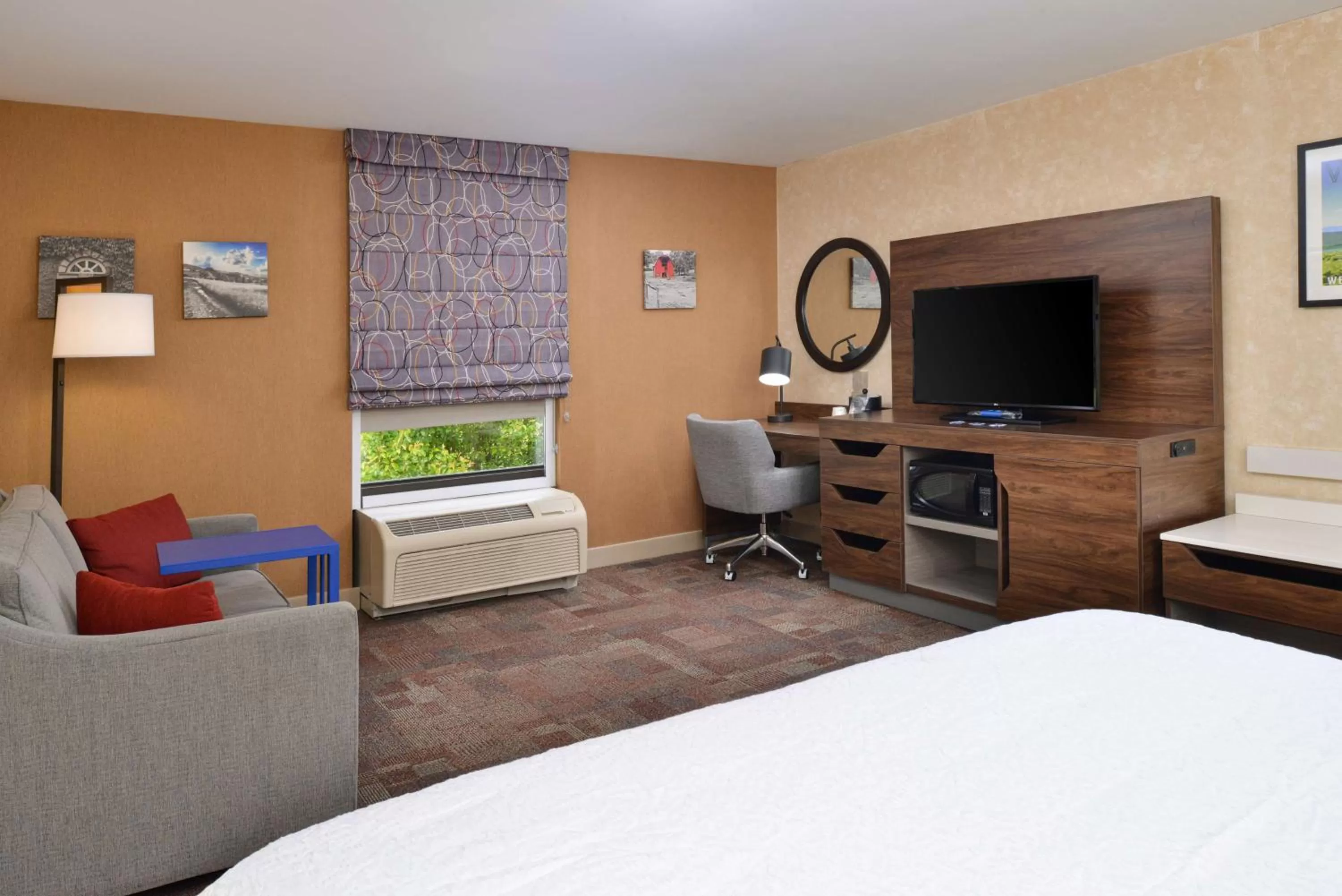 Bedroom, Bed in Hampton Inn Wytheville