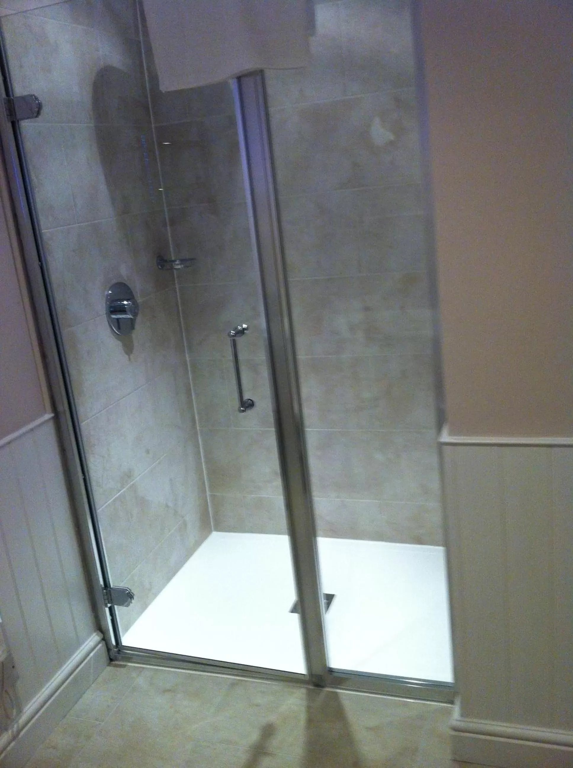 Shower in The Cholmeley Arms