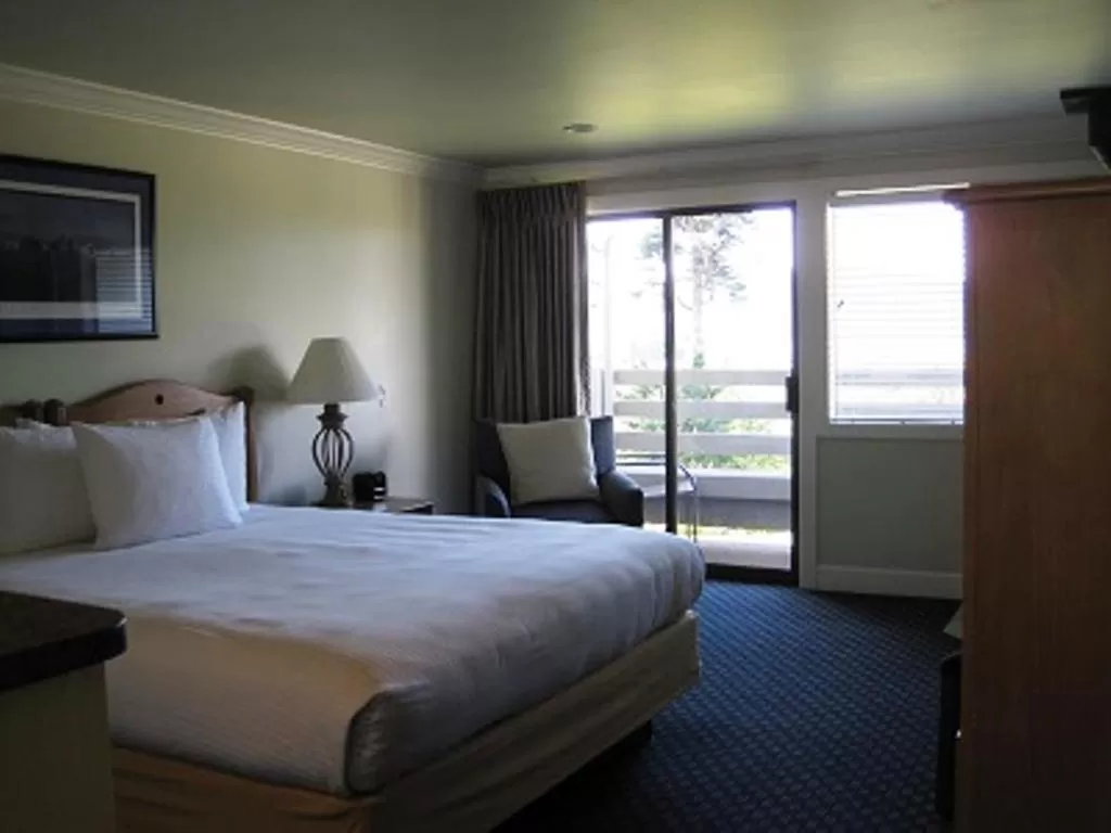 Photo of the whole room, Bed in Anacortes Ship Harbor Inn