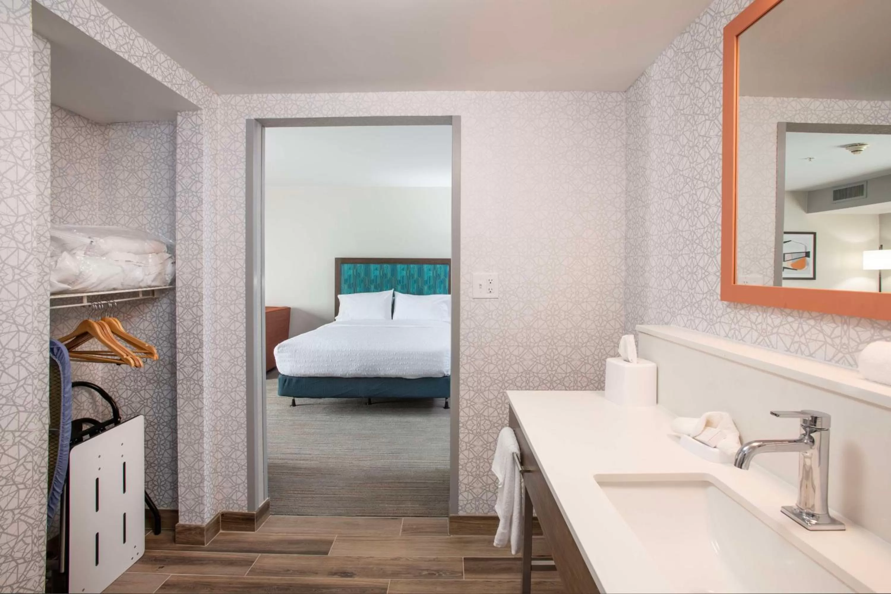 Bathroom, Bed in Hampton Inn Dry Ridge