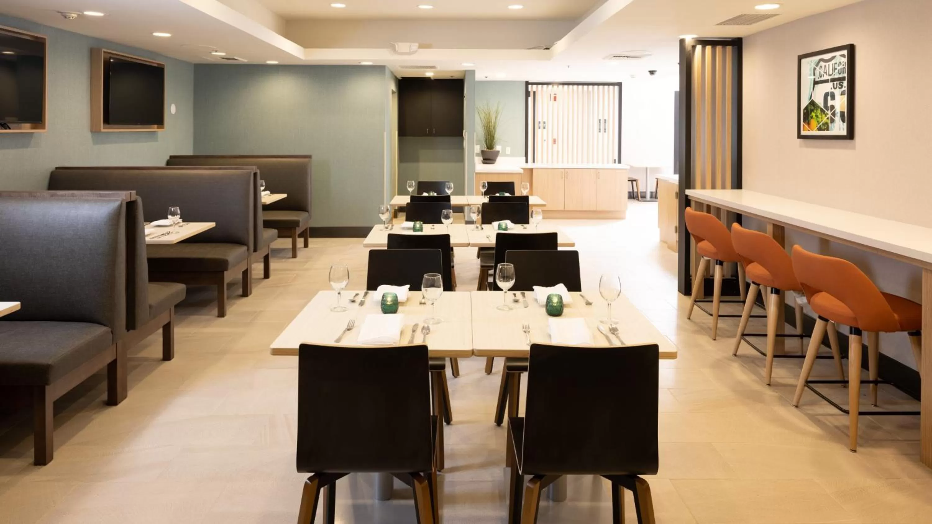 Restaurant/places to eat in Holiday Inn Santa Ana-Orange County Airport by IHG