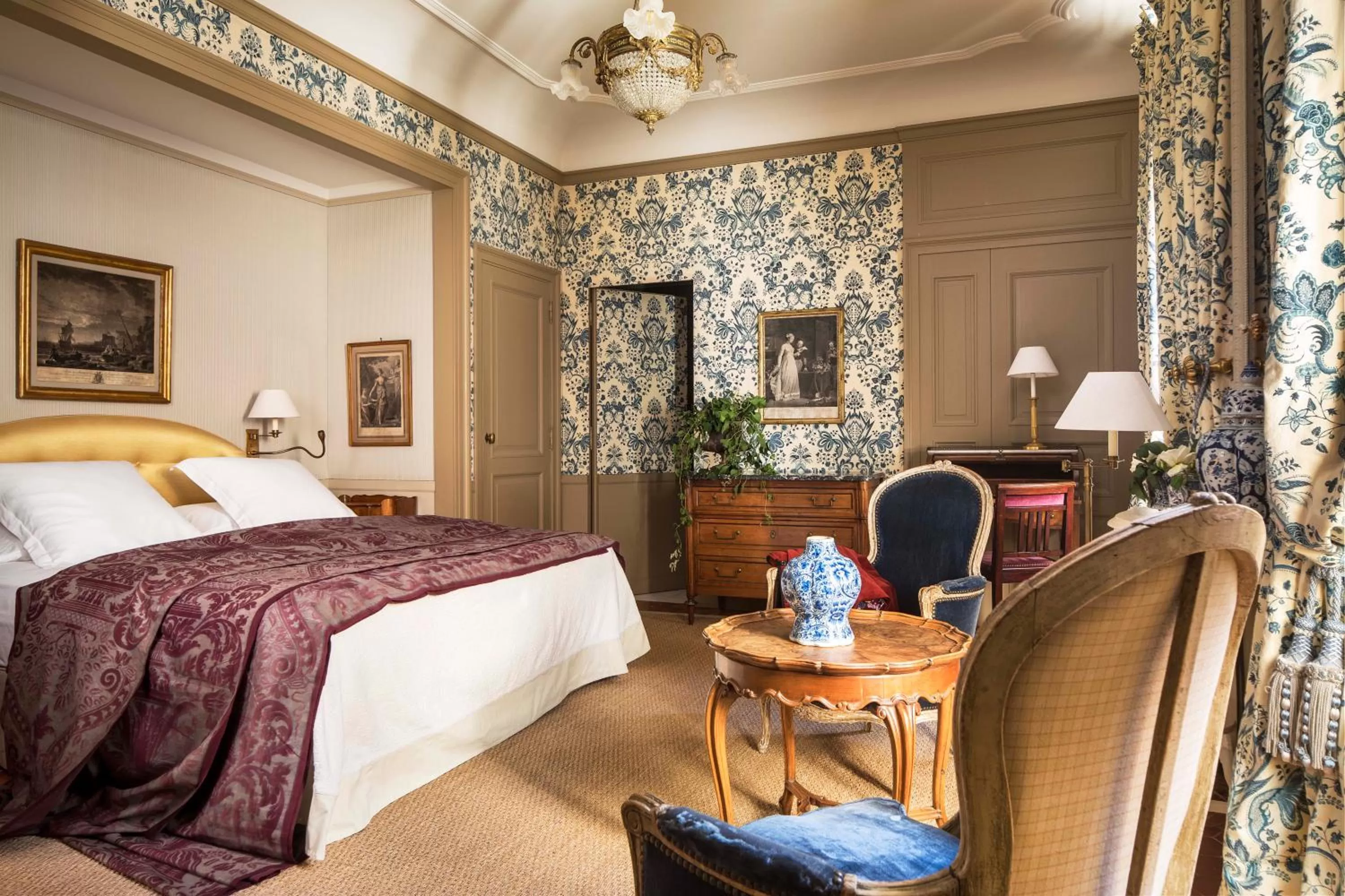 Photo of the whole room, Bed in La Mirande