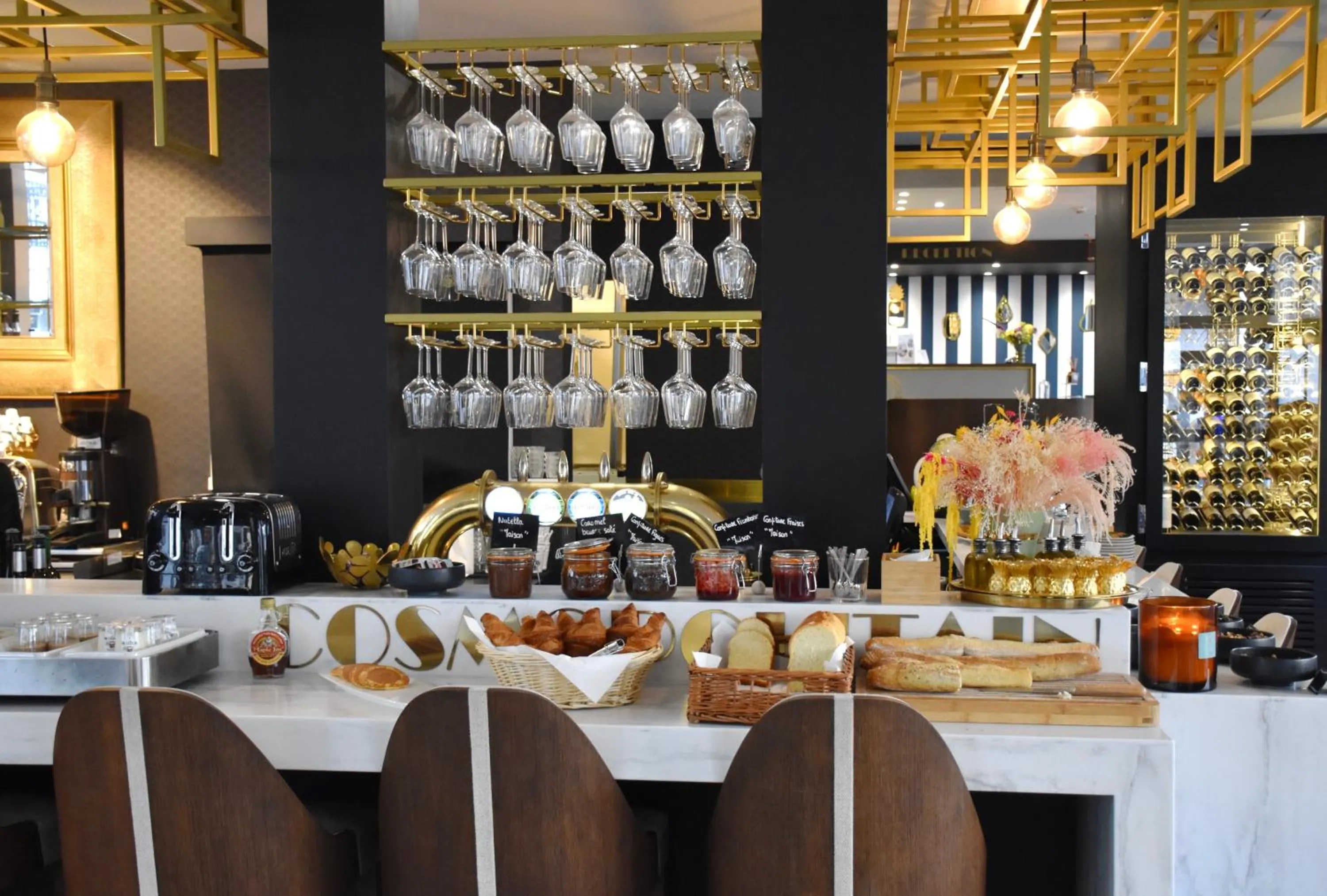 Lounge or bar in Hôtel Cosmopolitain