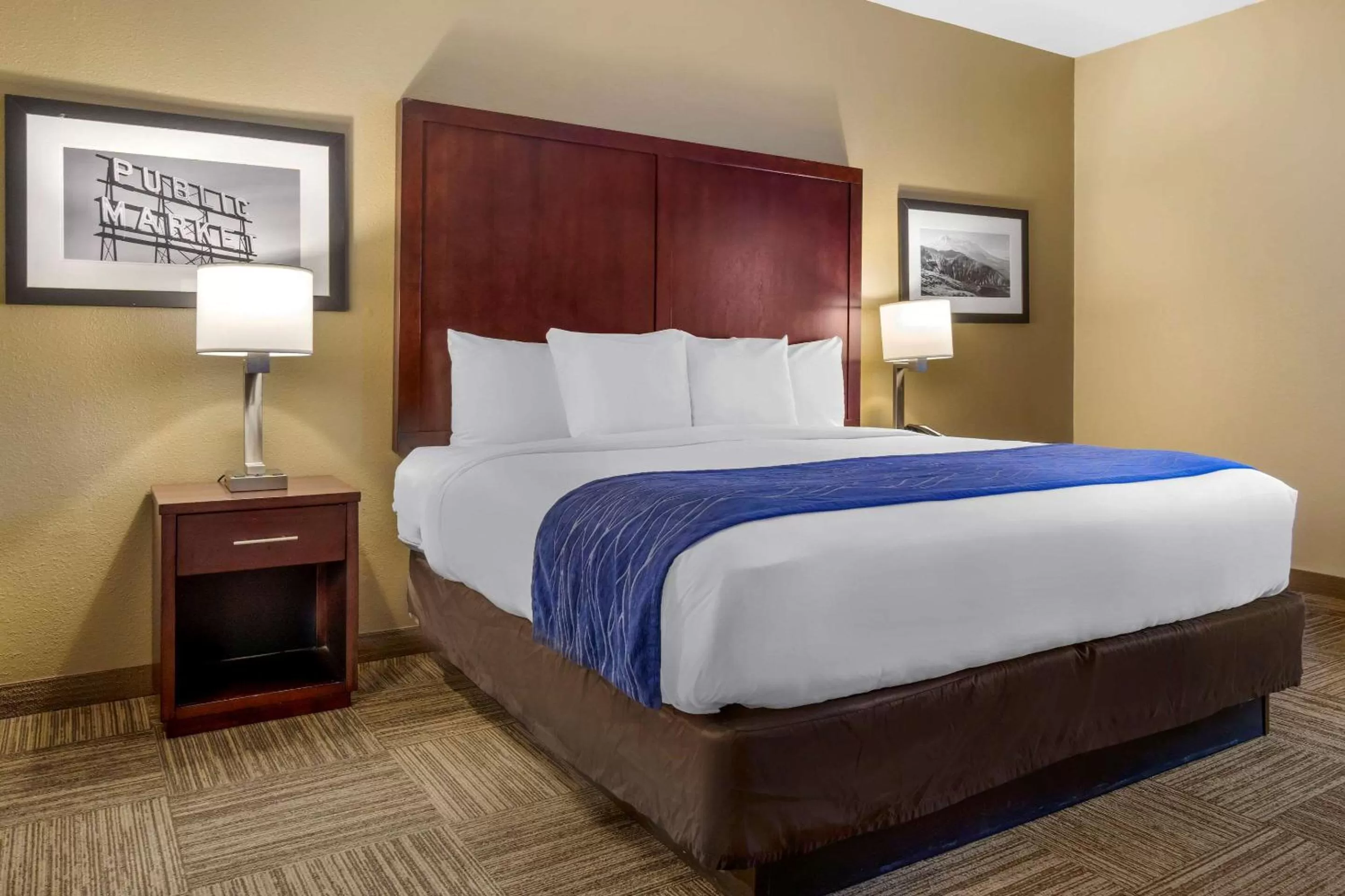 Photo of the whole room, Bed in Comfort Inn & Suites Sea-Tac Airport
