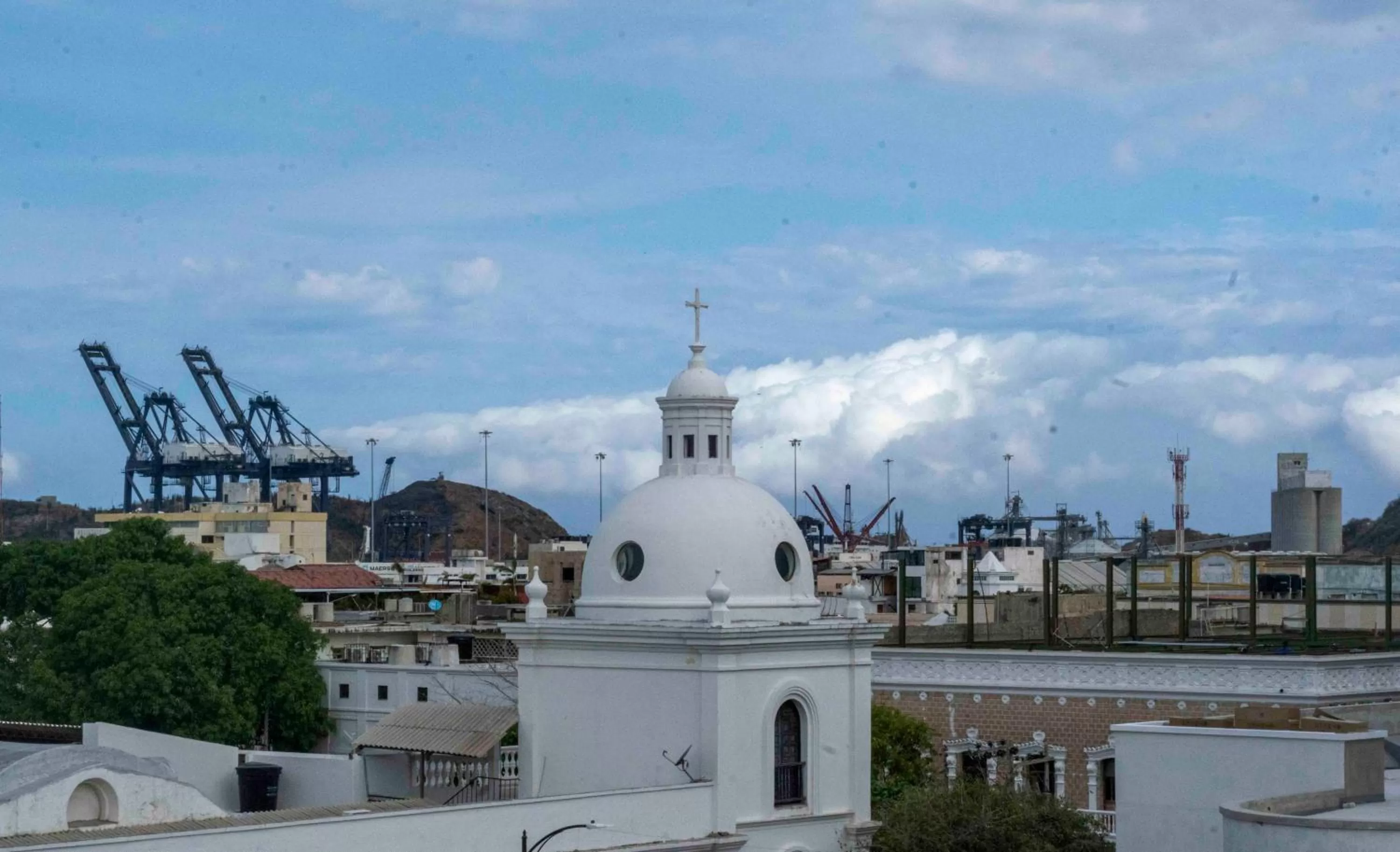 Property building in Hotel El Olimpo