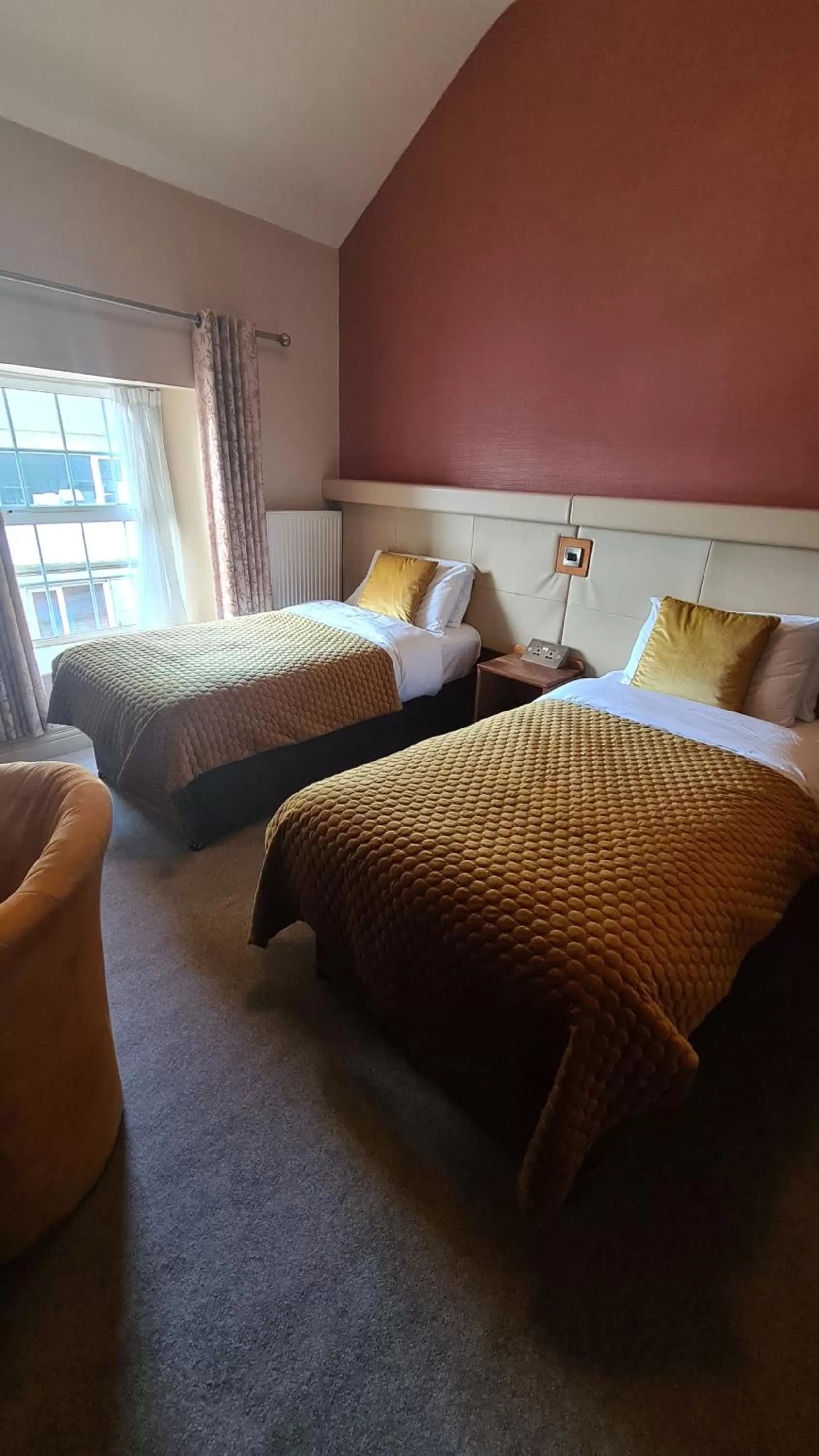 Bedroom, Bed in The Farnham Arms Hotel