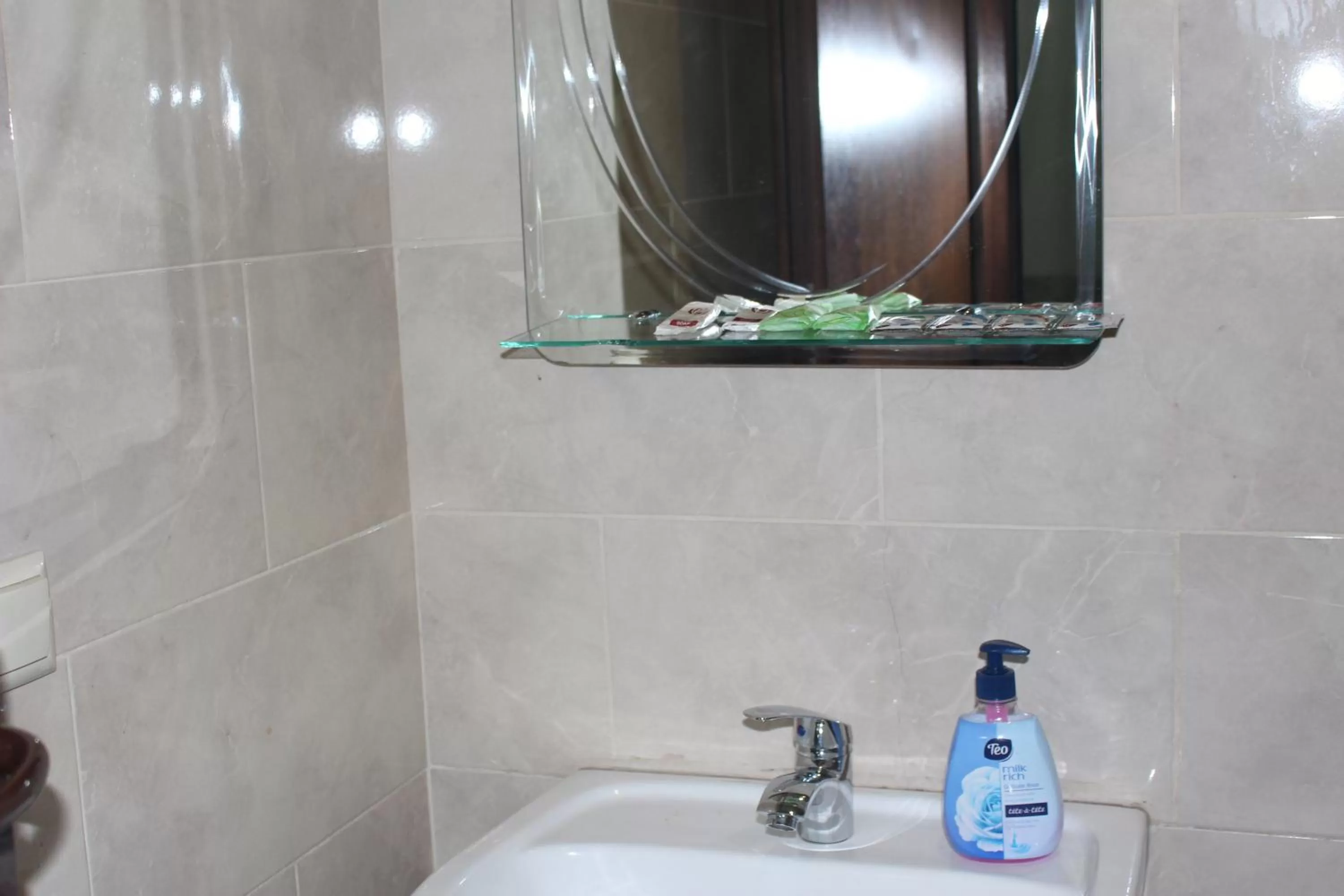 Bathroom in CATTALEYA