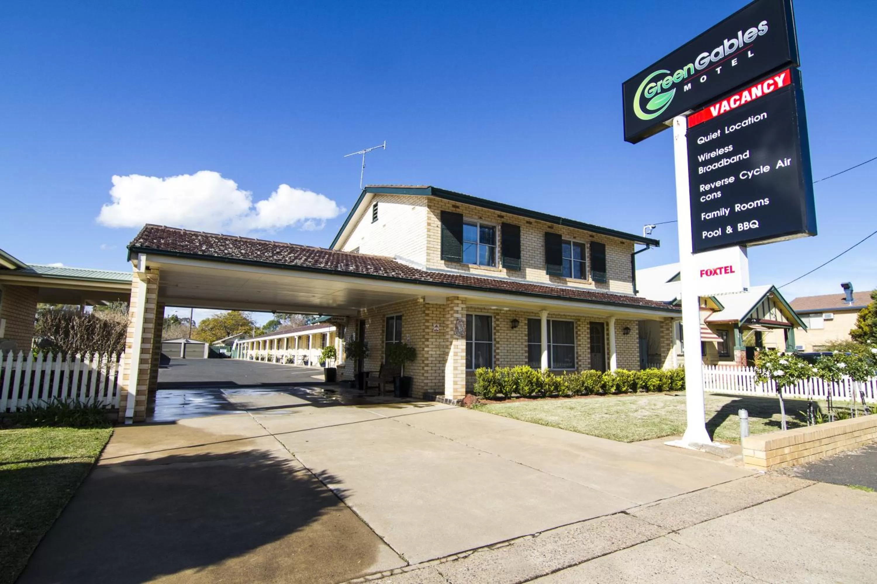 Facade/entrance in Green Gables Motel