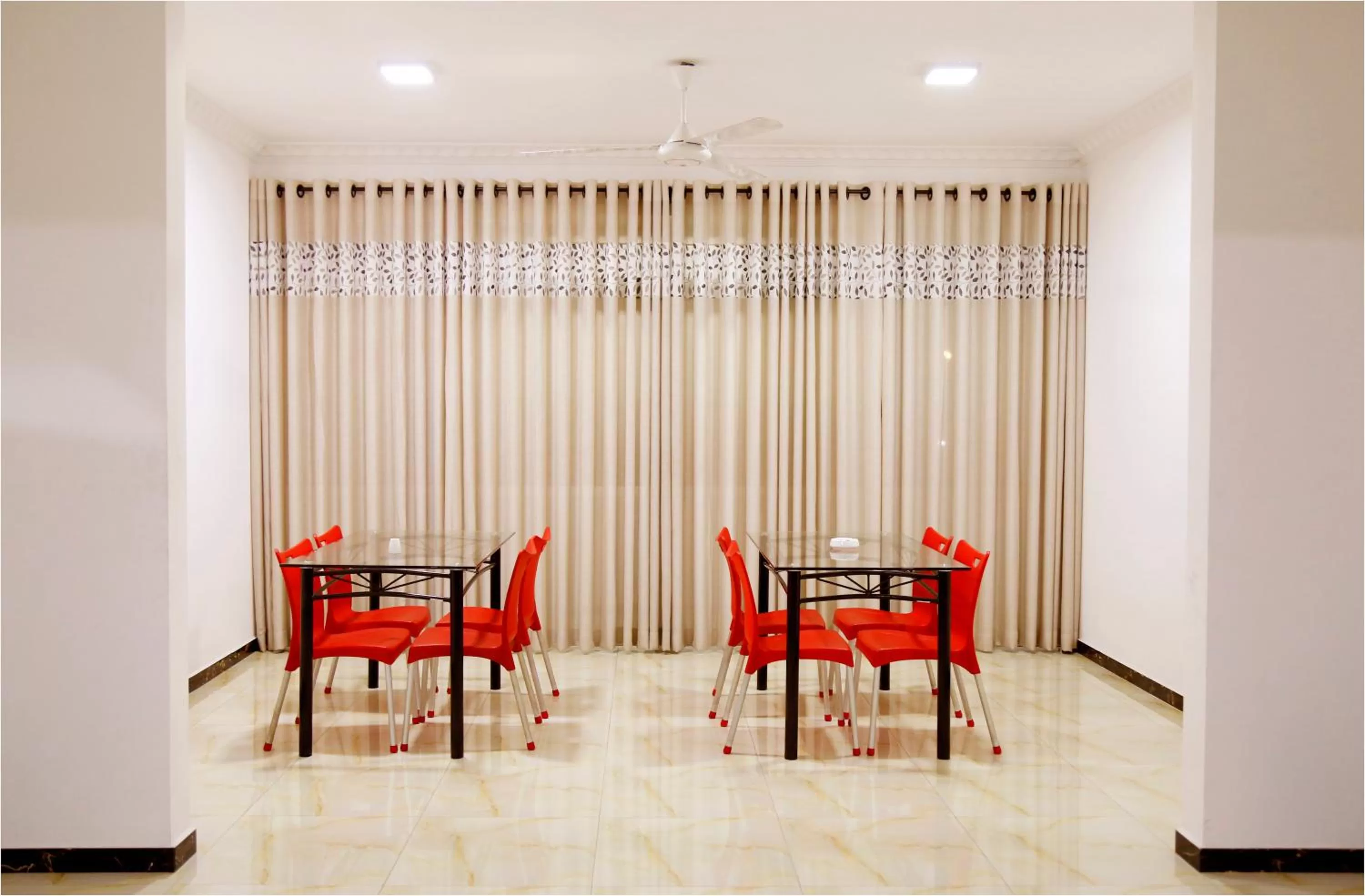 Dining Area in Ronaka Airport Transit Hotel