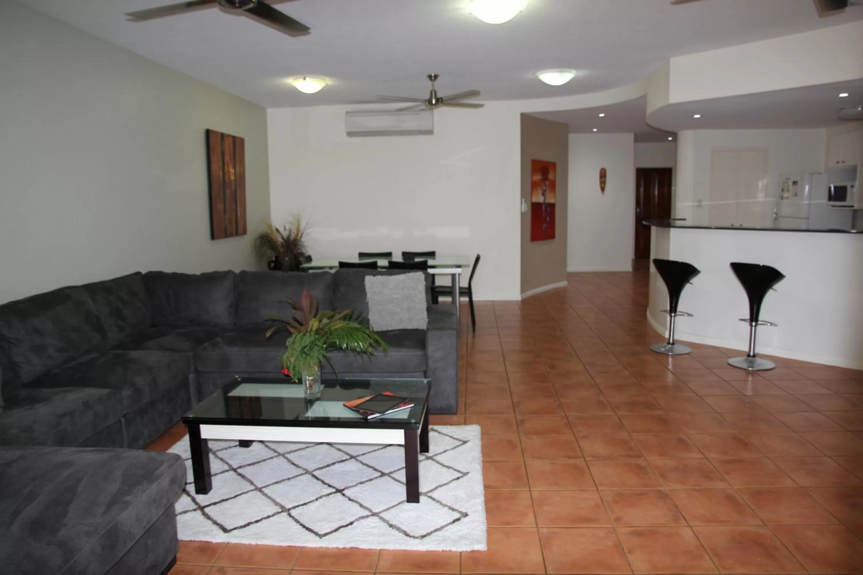 Kitchen or kitchenette, Seating Area in Darwin Deluxe Apartments