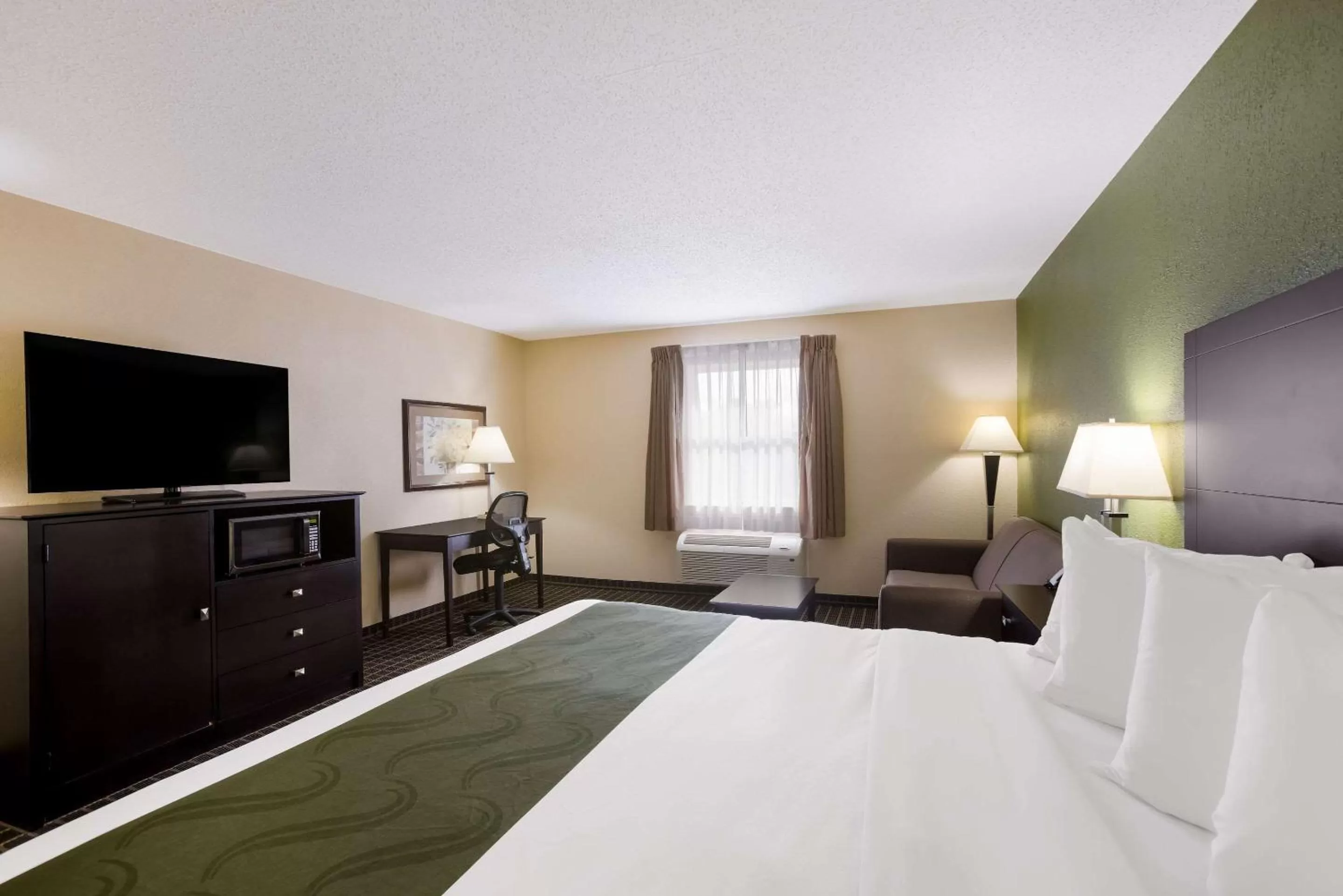 Bedroom, Bed in Quality Inn & Suites Big Rapids near University