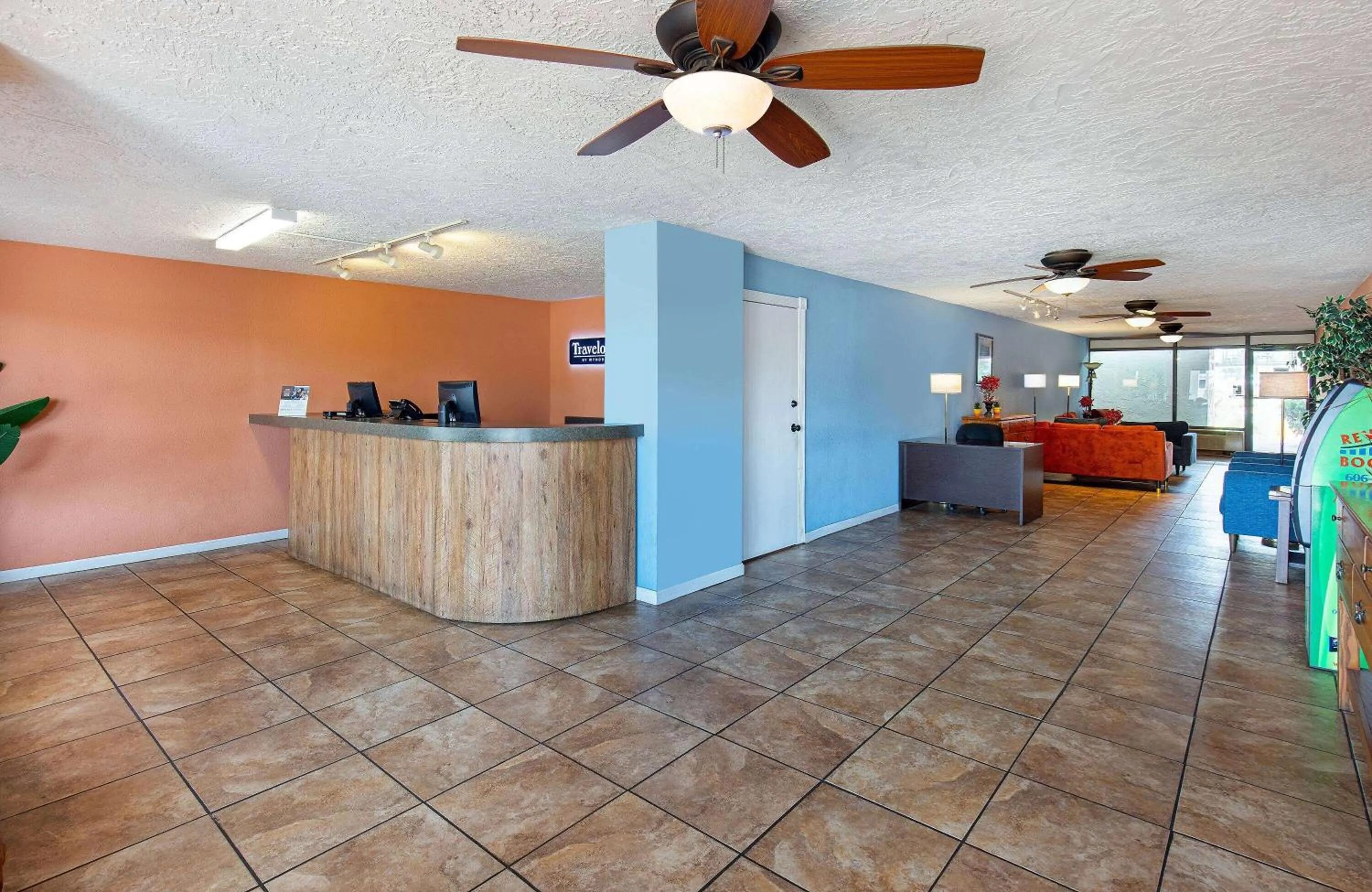 Lobby or reception in Americana Inn a Travelodge by Wyndham