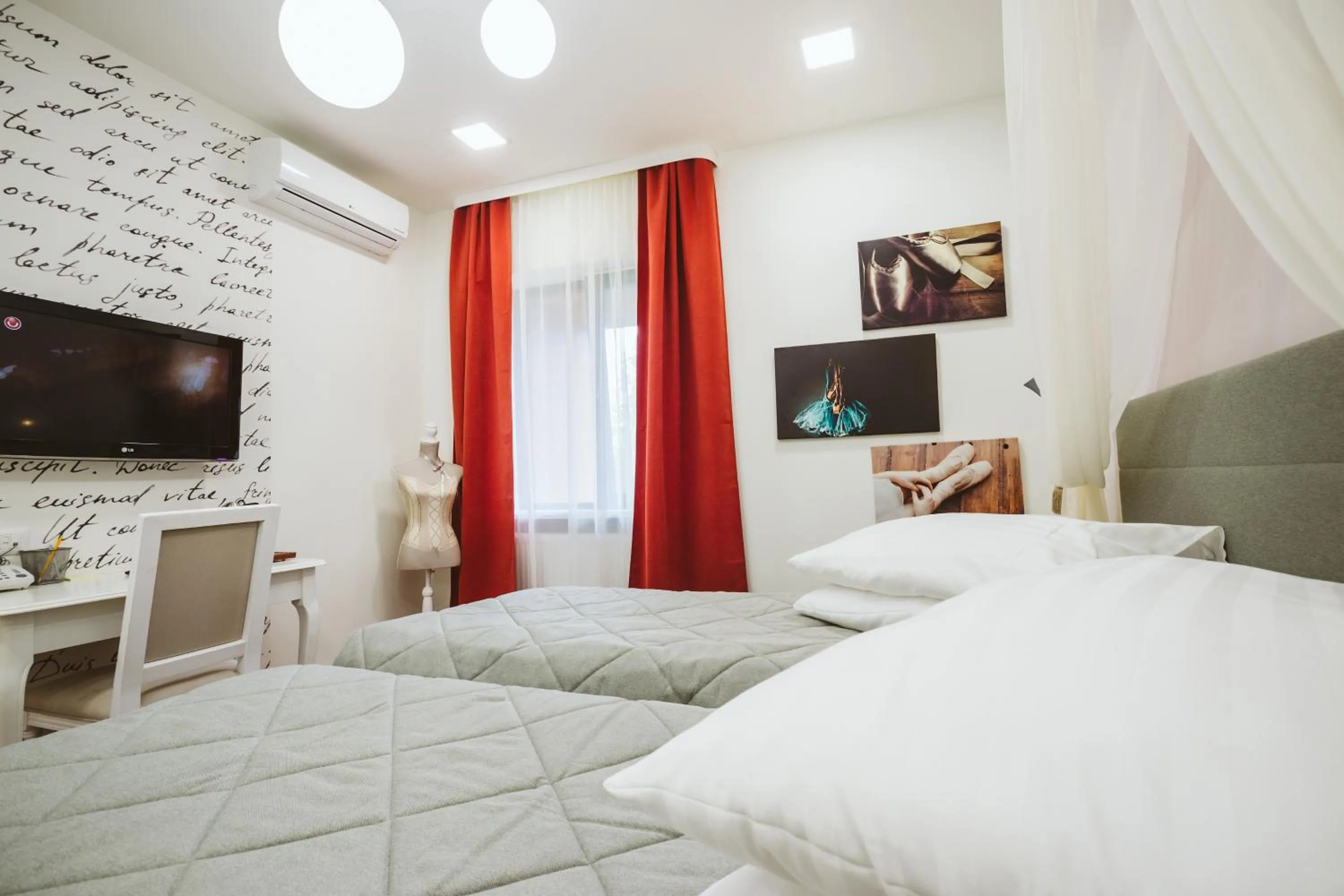 Photo of the whole room in Lol et Lola Hotel