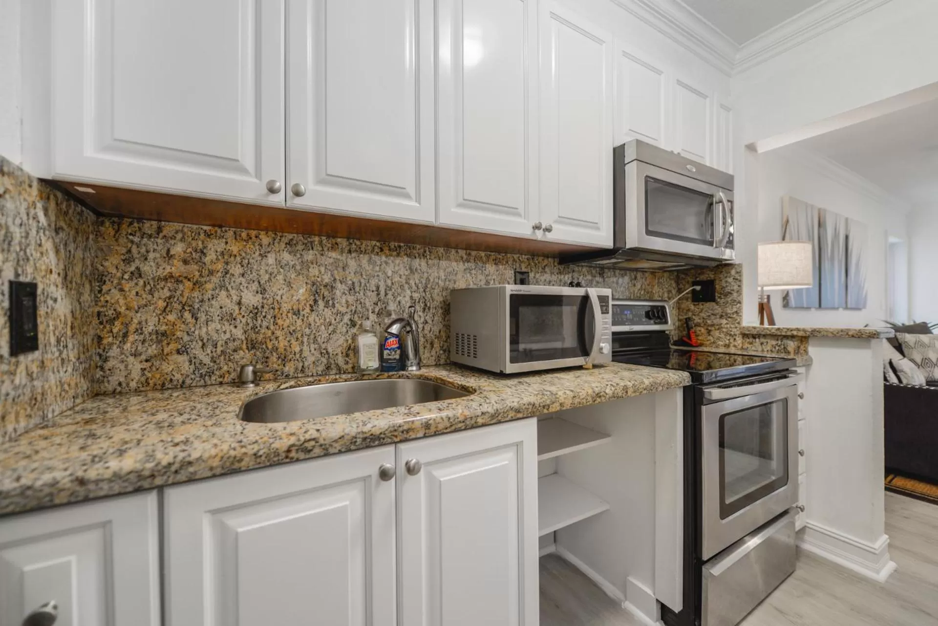 Kitchen or kitchenette in Alani Bay Villas