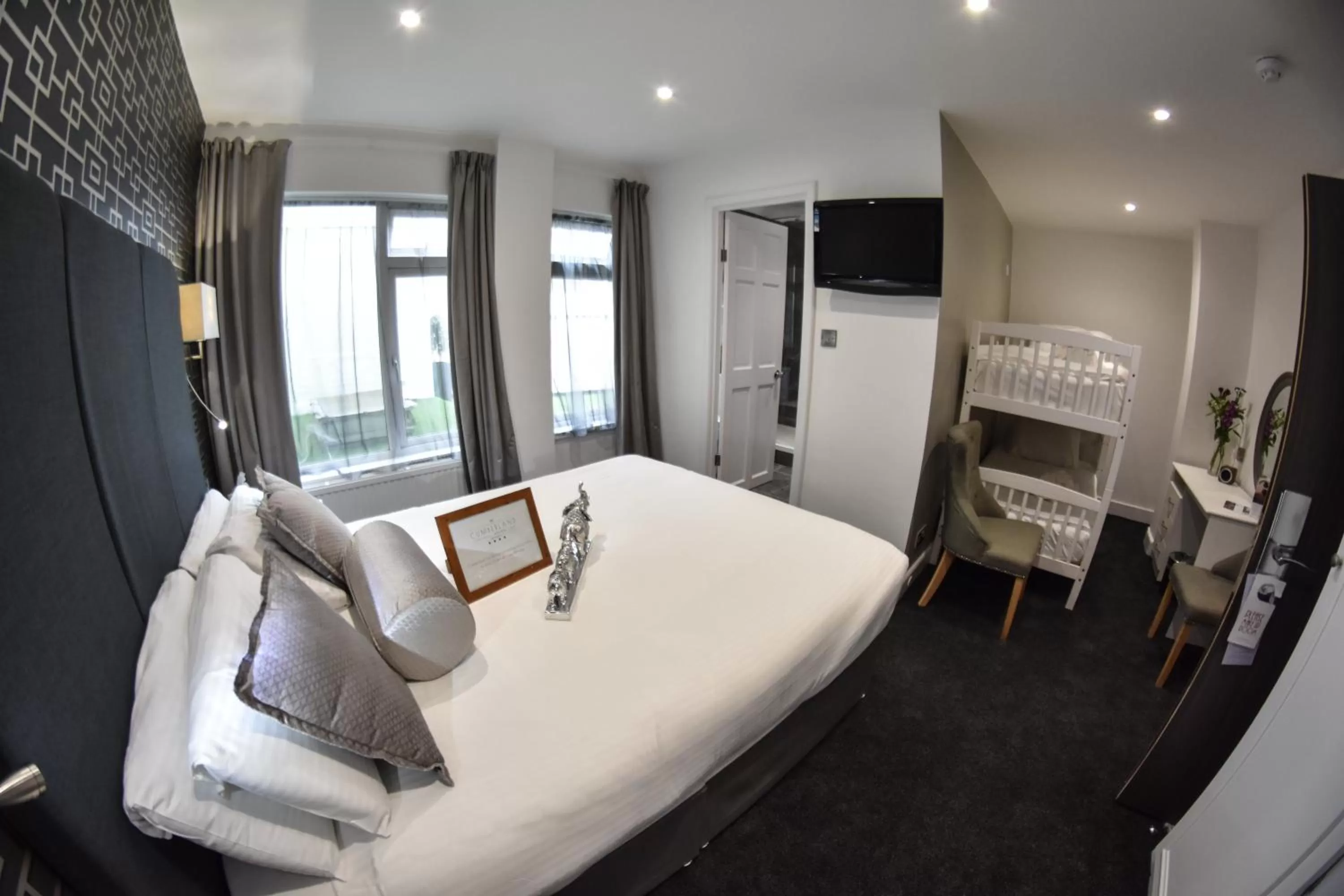 Balcony/Terrace, Bed in Cumberland Hotel - OCEANA COLLECTION