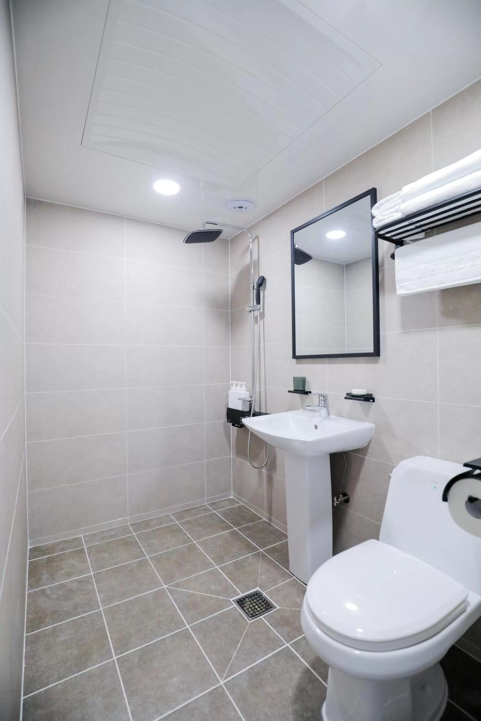 Shower in Line Hotel Myeongdong