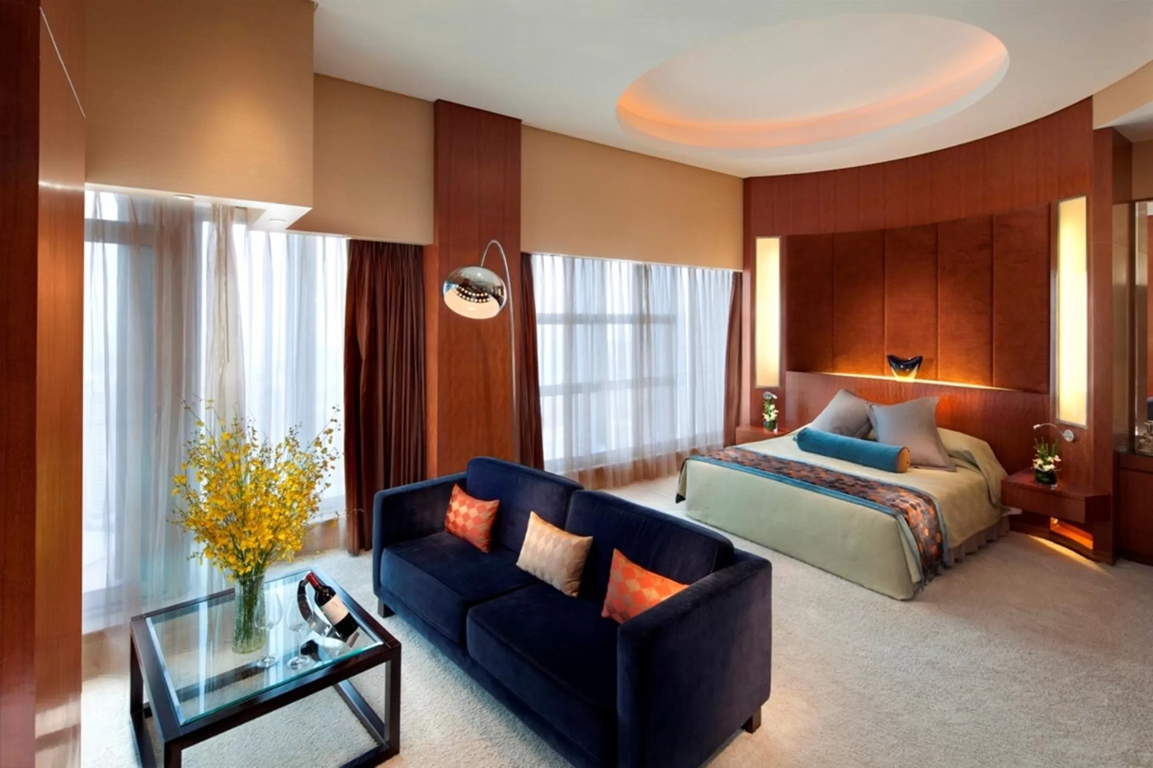 Bathroom, Bed in Crowne Plaza Shenzhen Futian