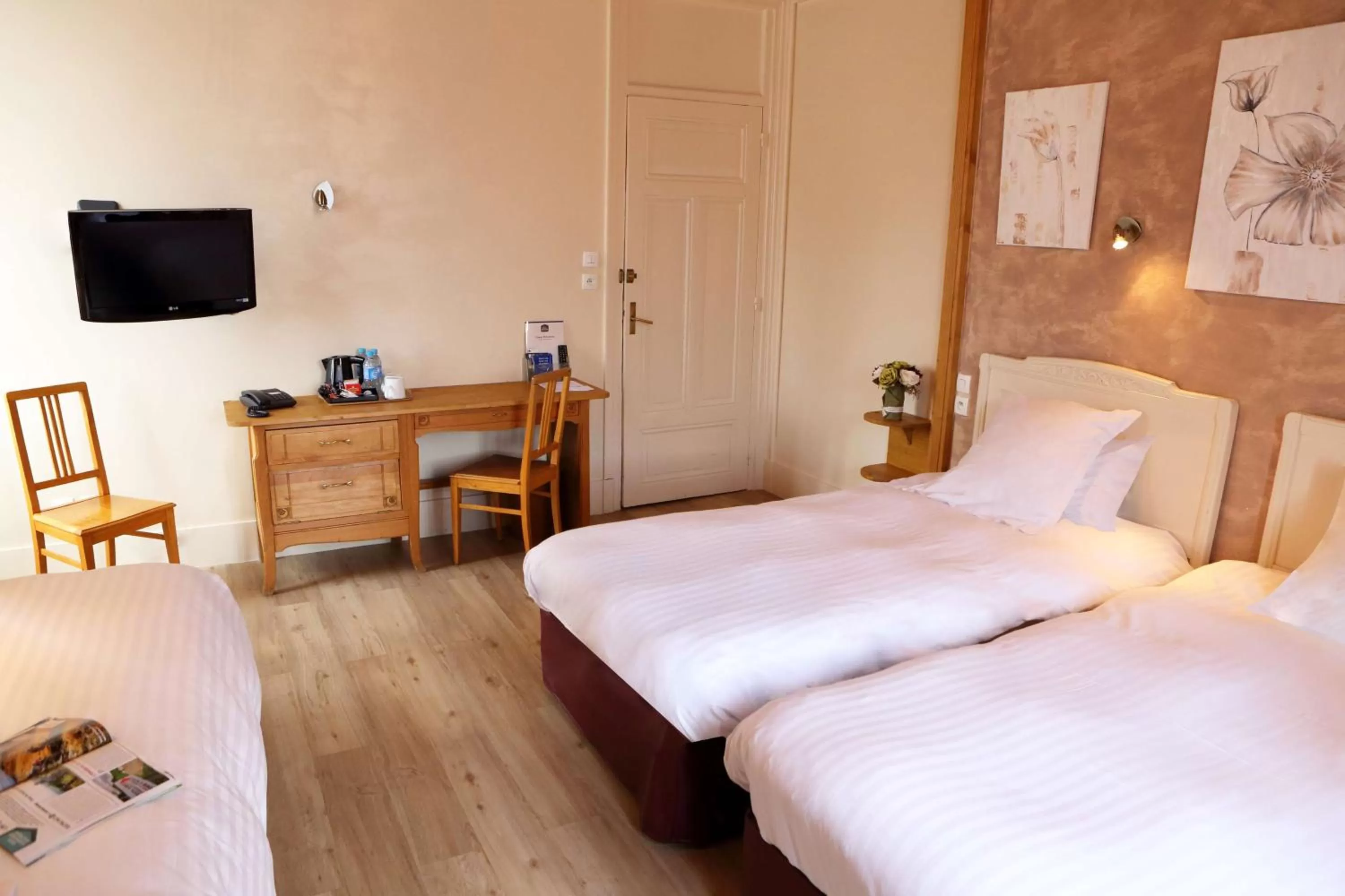 Photo of the whole room, Bed in Best Western Grand Hotel de Paris & Spa