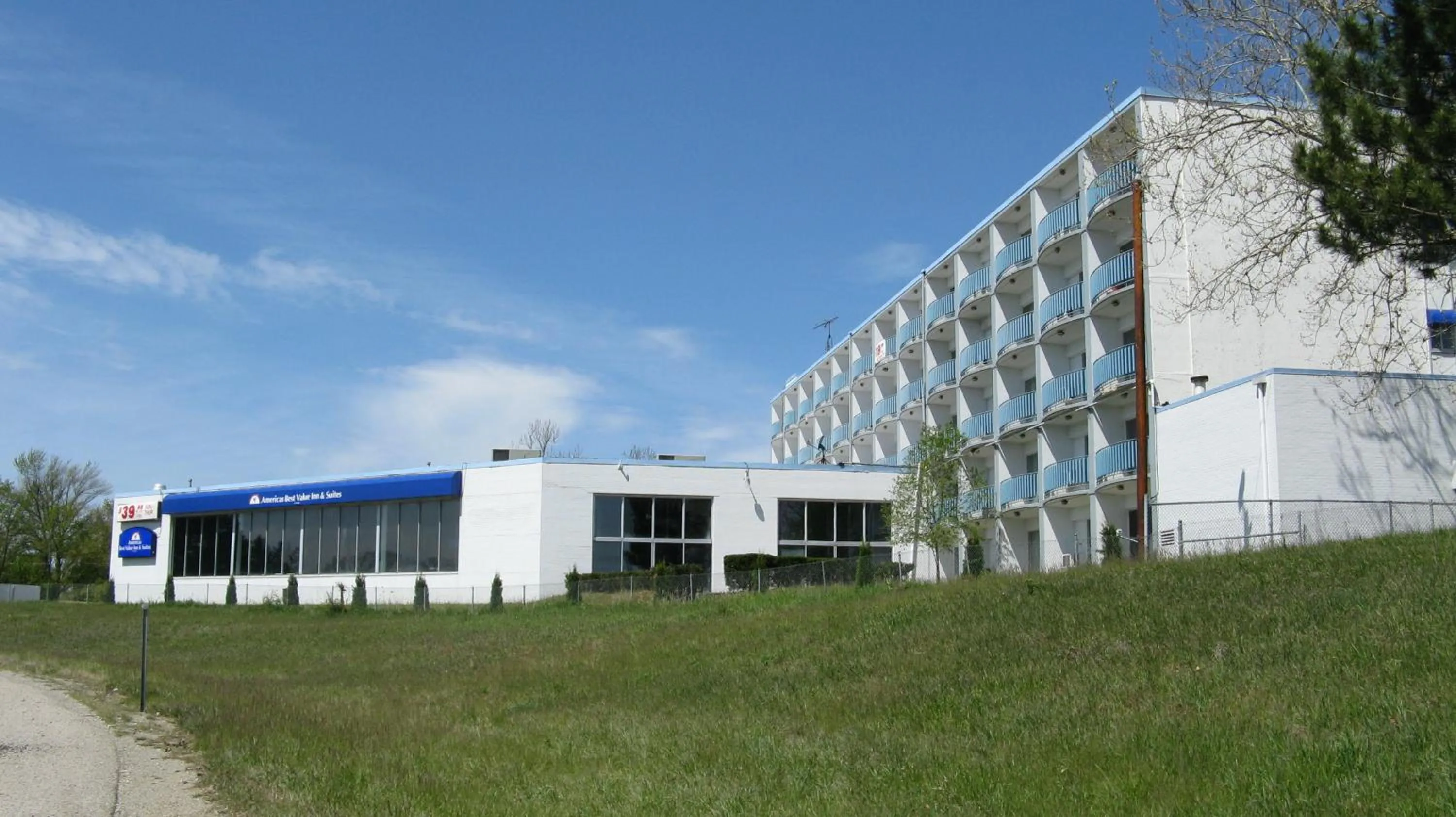 Property building in Howard Johnson by Wyndham Saint Joseph Benton Harbor