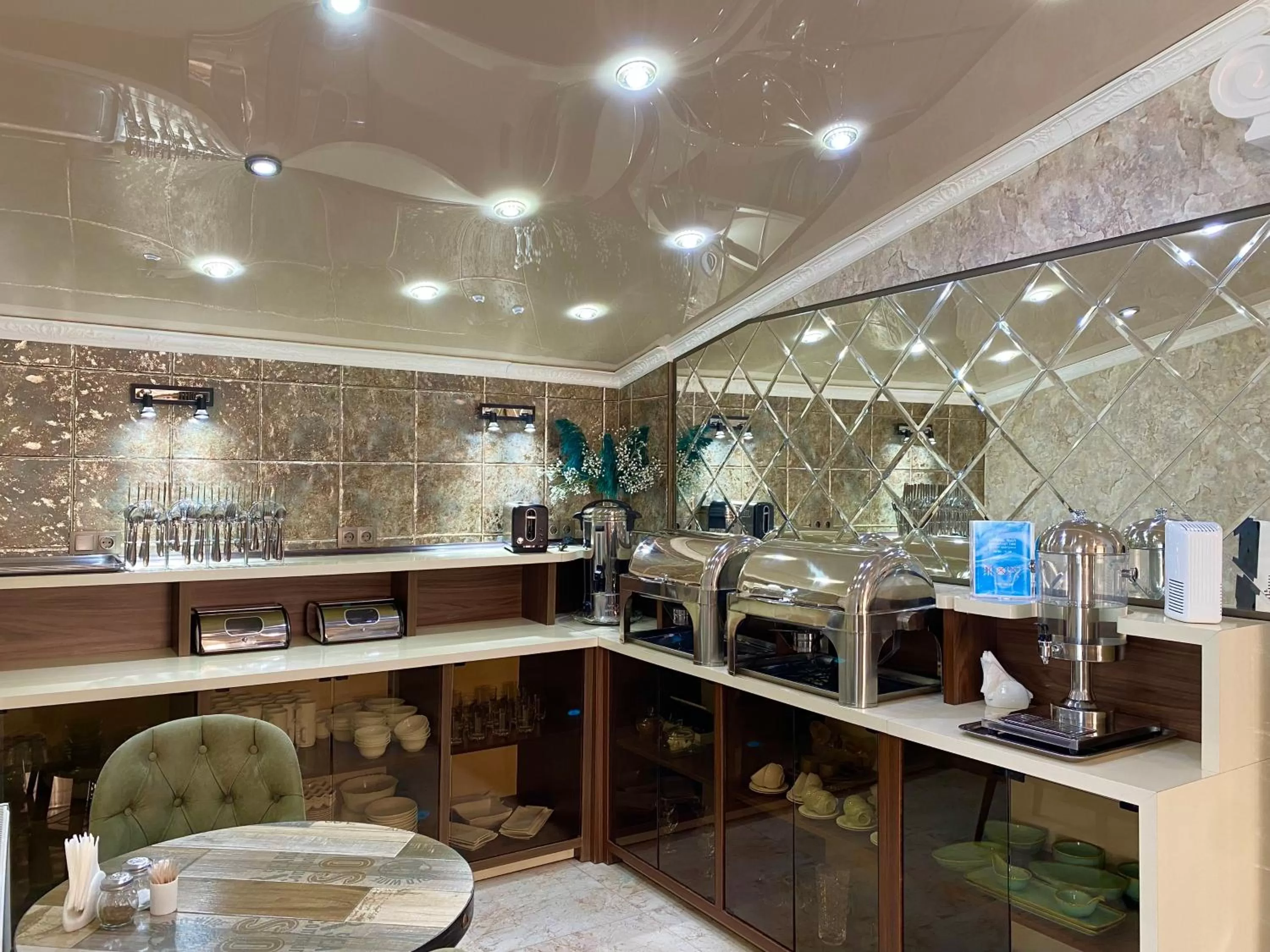 Buffet breakfast, Kitchen/Kitchenette in Hotel Park