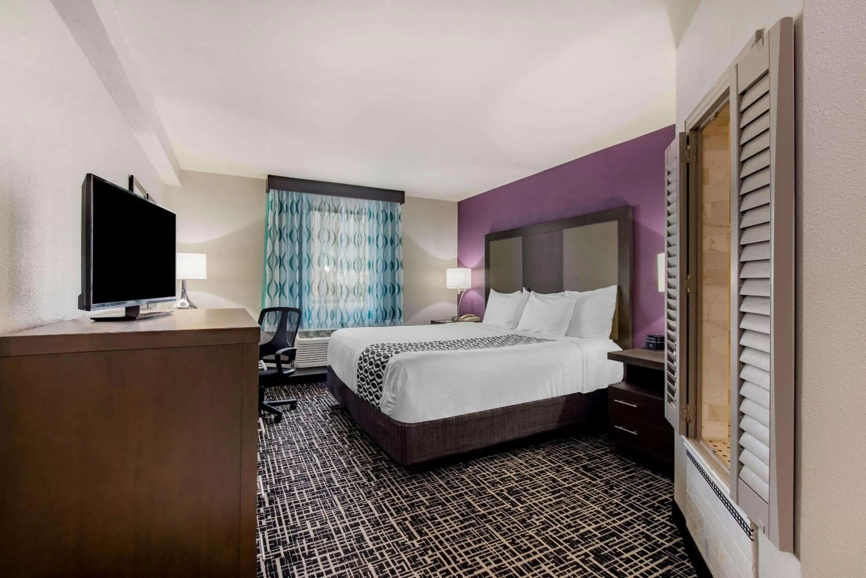 Photo of the whole room, Bed in La Quinta Inn by Wyndham West Long Branch NJ Shore Area